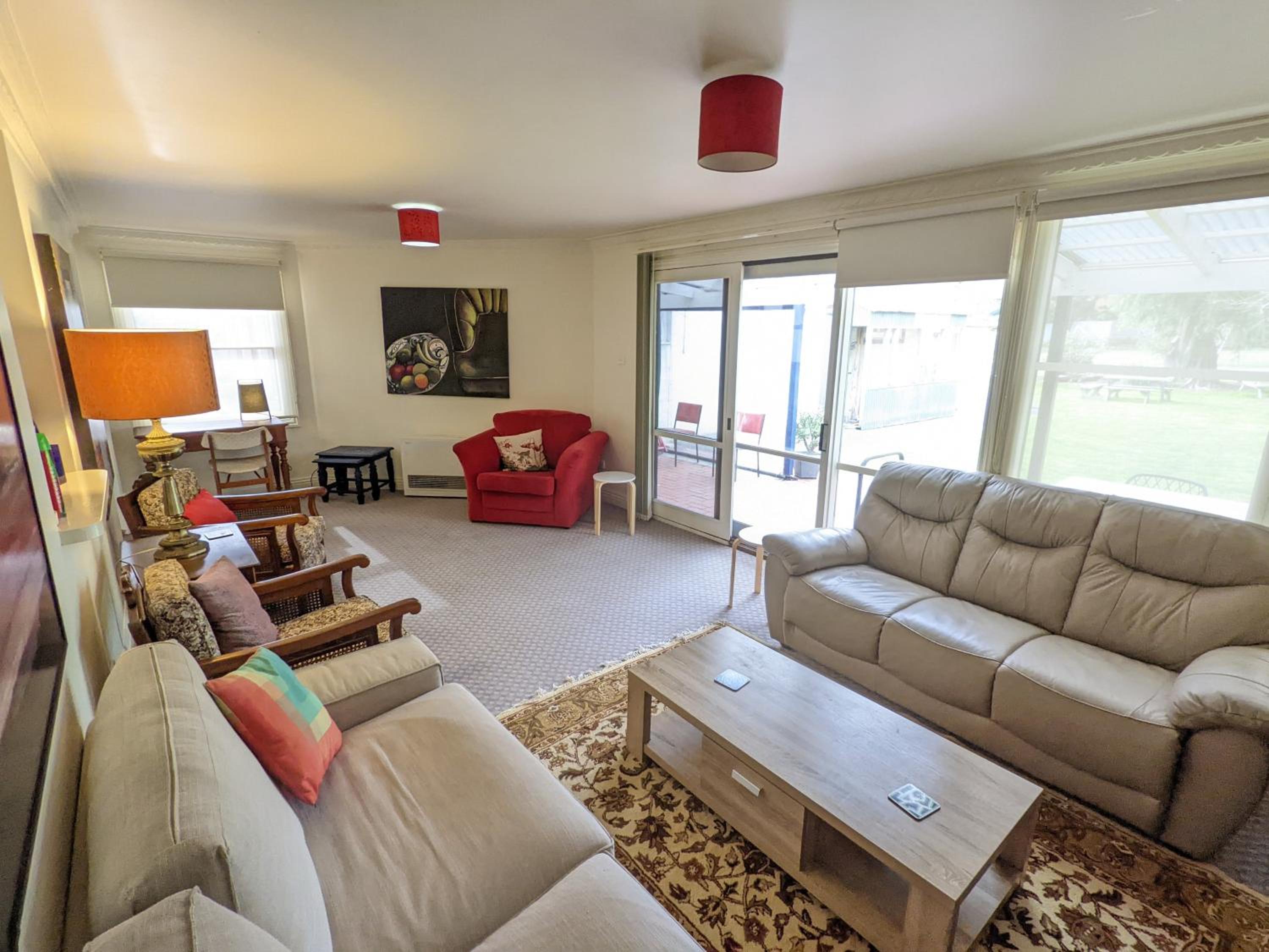 Five-Bedroom House photo 1