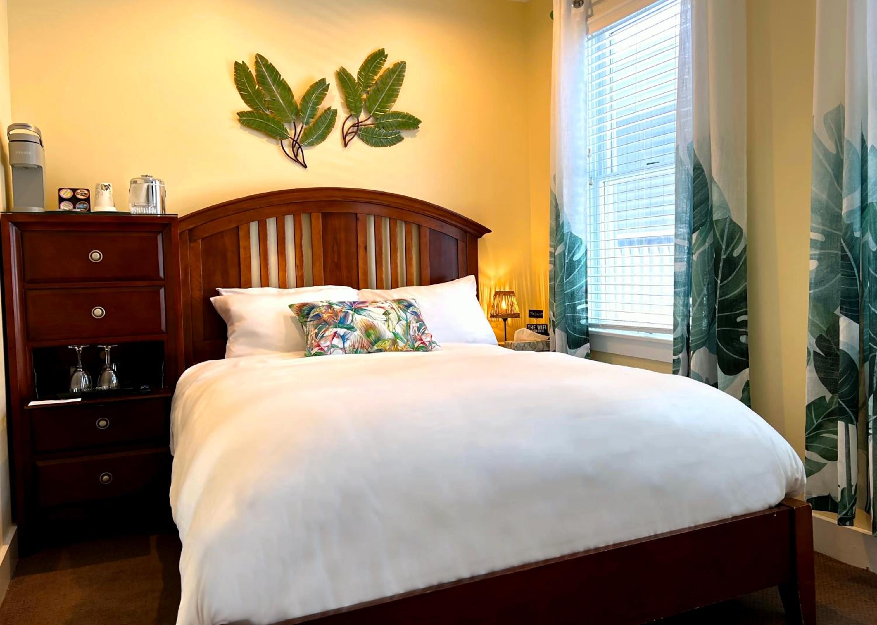 Queen Room with Private Bath photo 1
