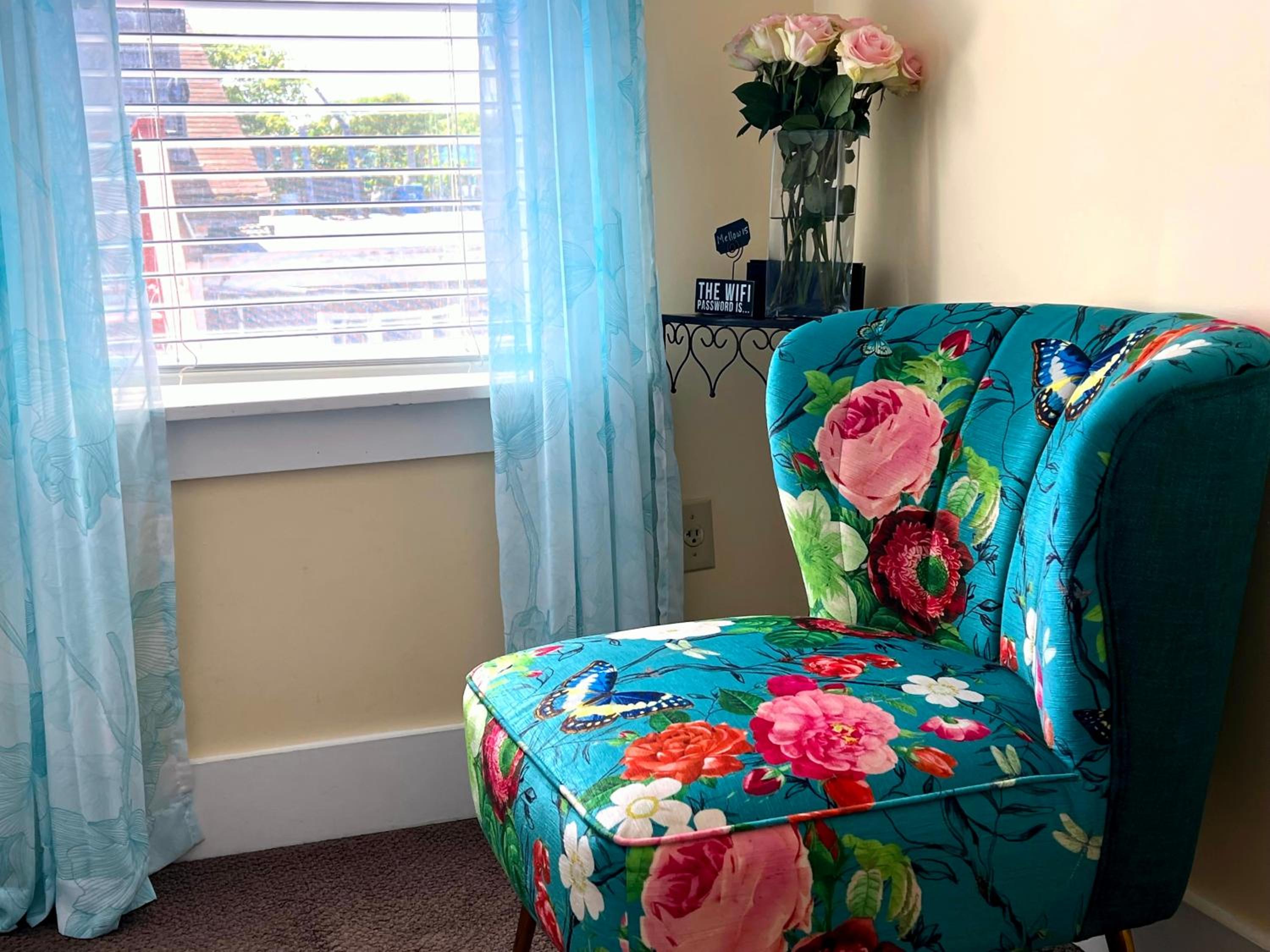 Queen Bed, Private Bath photo 3