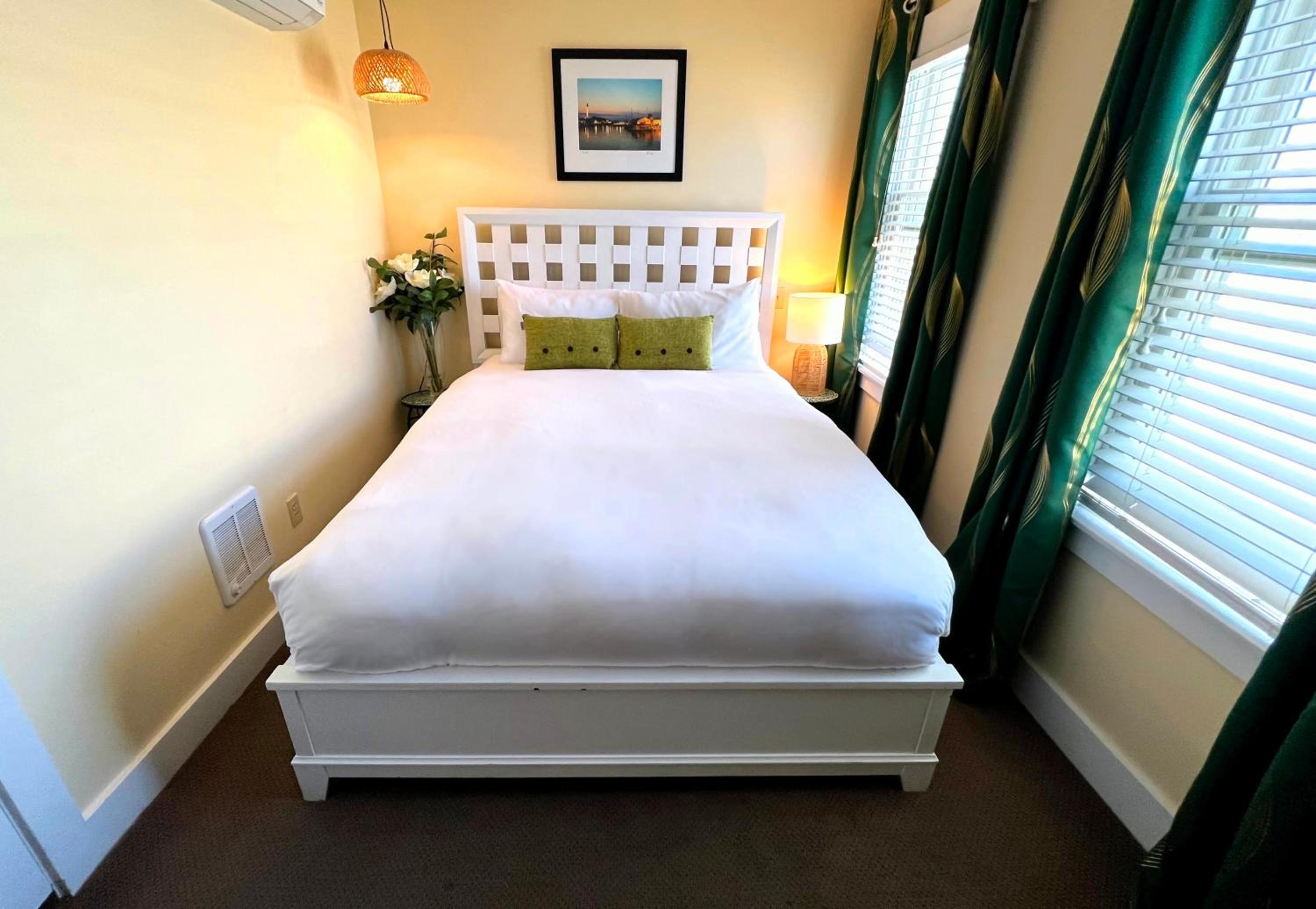 Queen Bed with Shared Bathroom photo 1