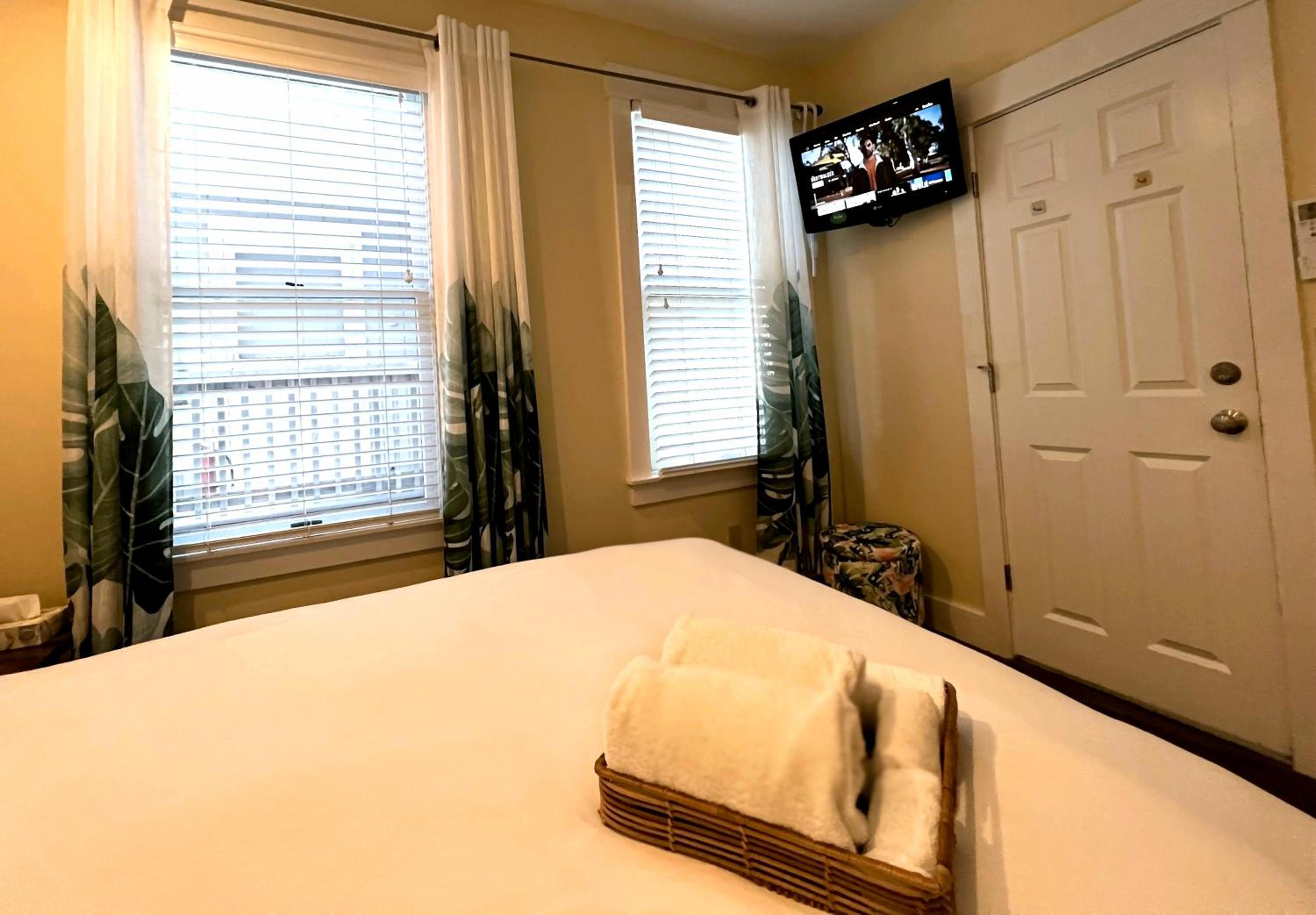 Queen Room with Private Bath photo 2
