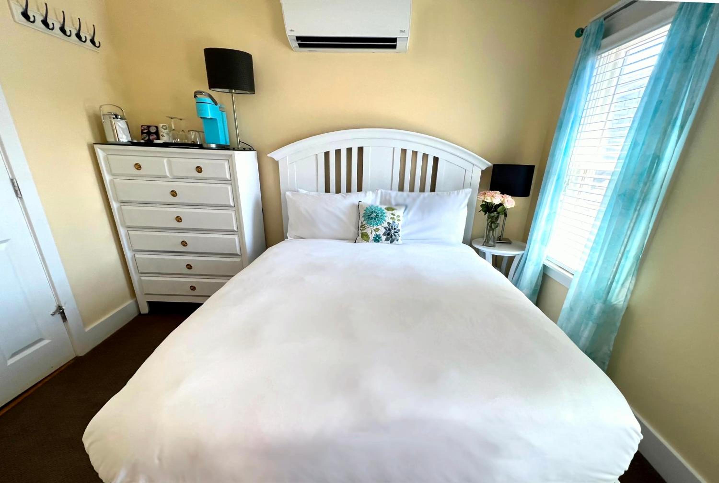 Queen Bed, Private Bath photo 1