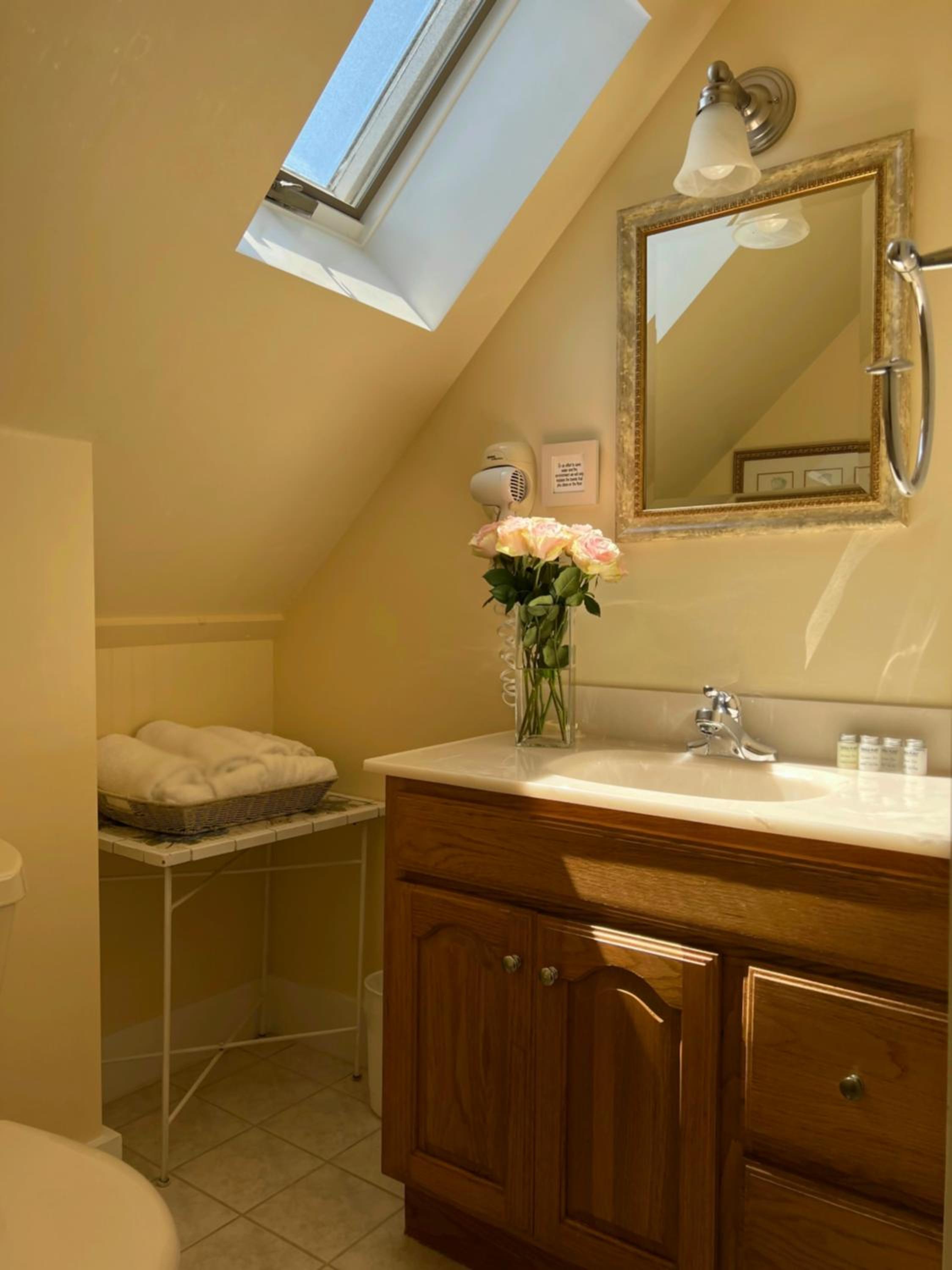 Queen Bed, Private Bath photo 2