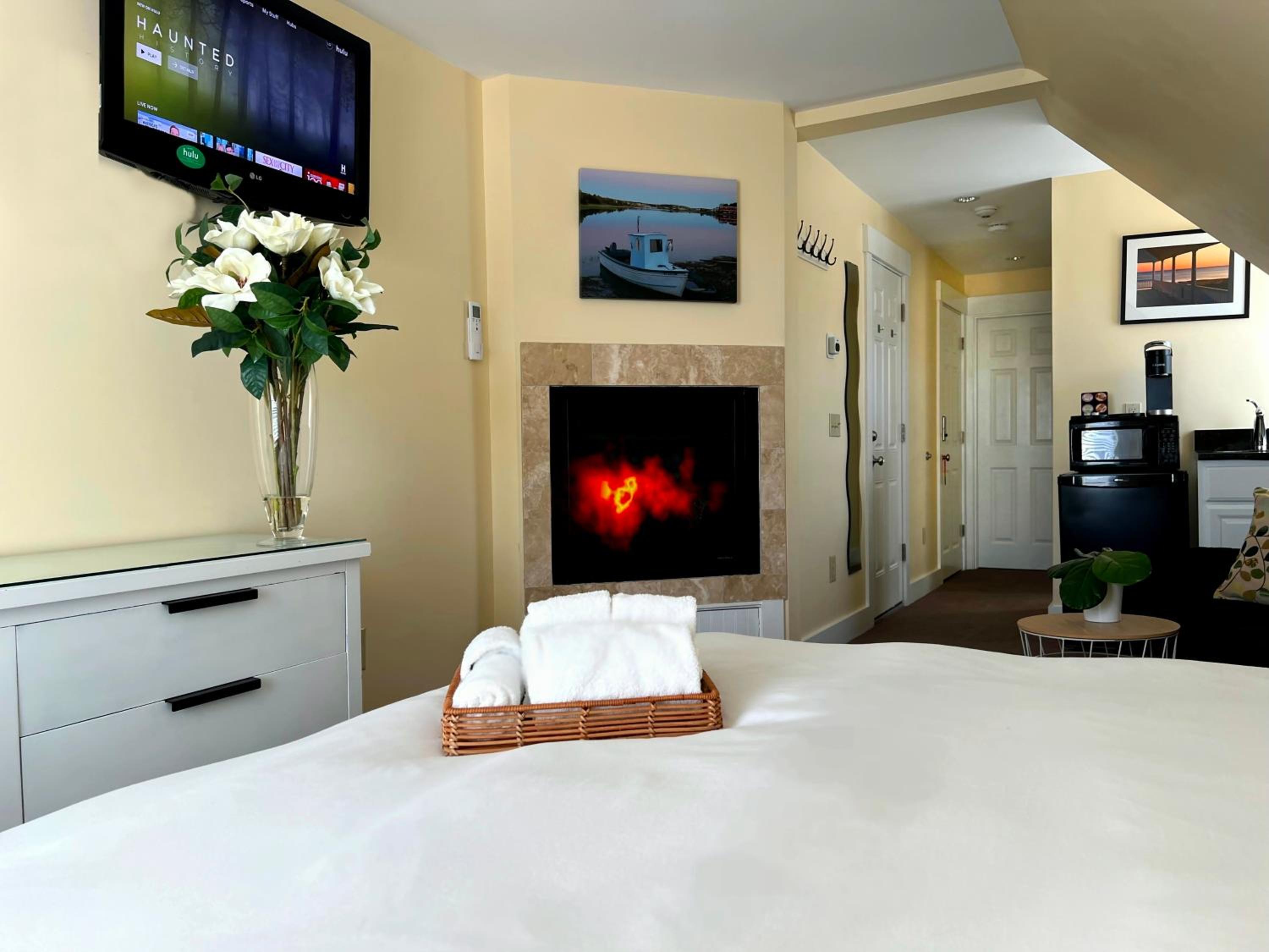 King, Private Bath, Fireplace photo 2