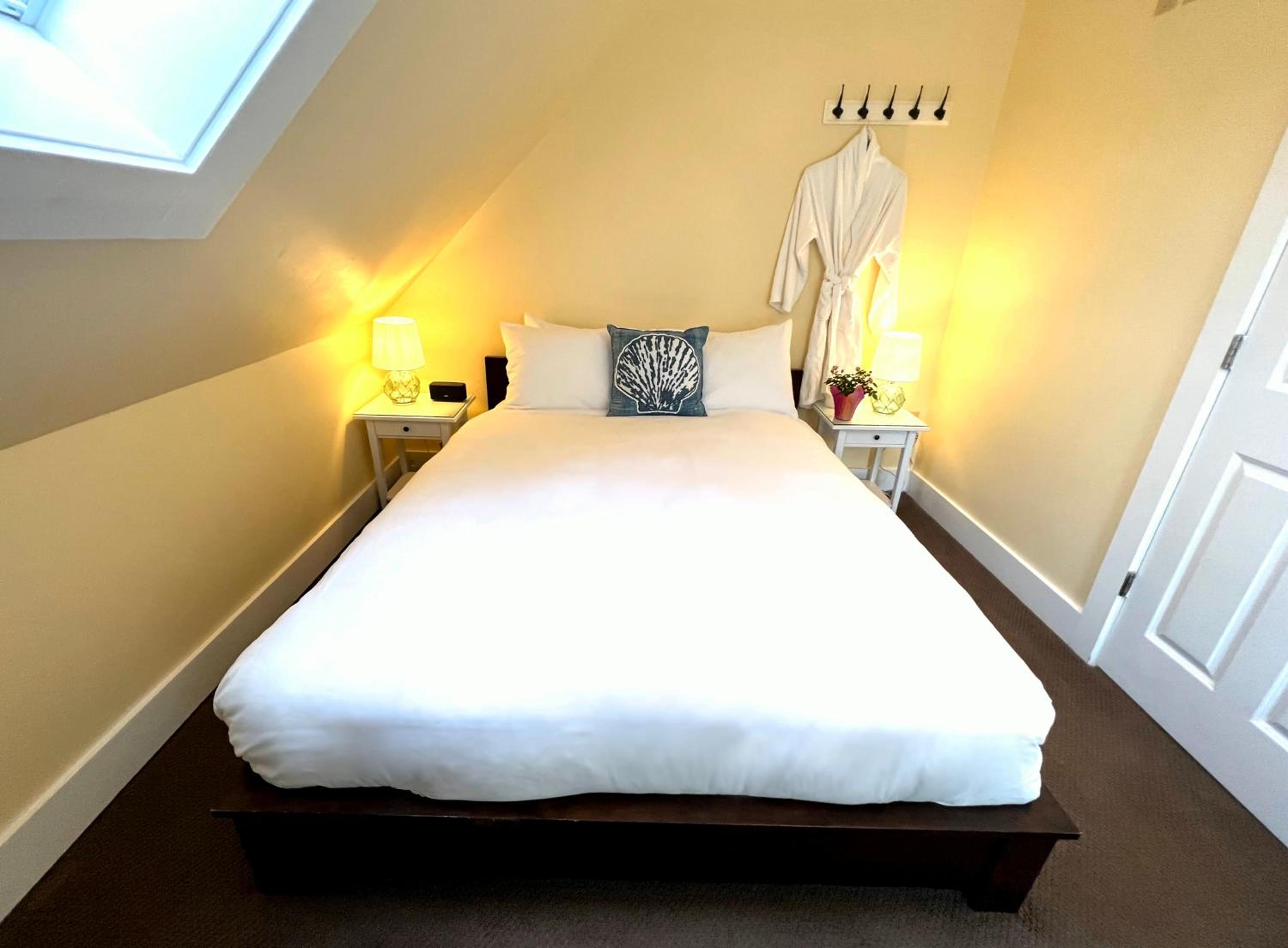 Queen Bed, Shared Bathroom photo 1