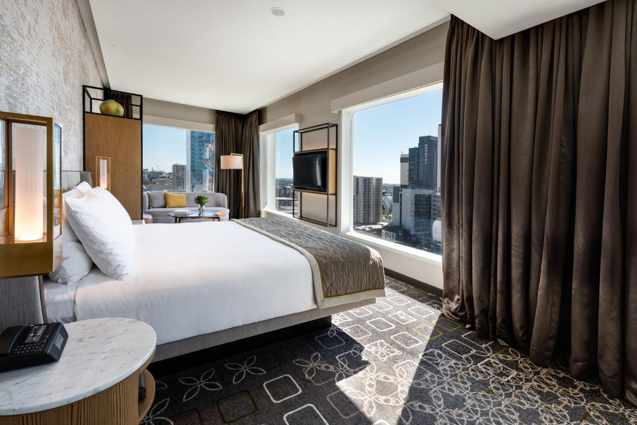 Junior King Suite with Cityscape View - Club Lounge Access
