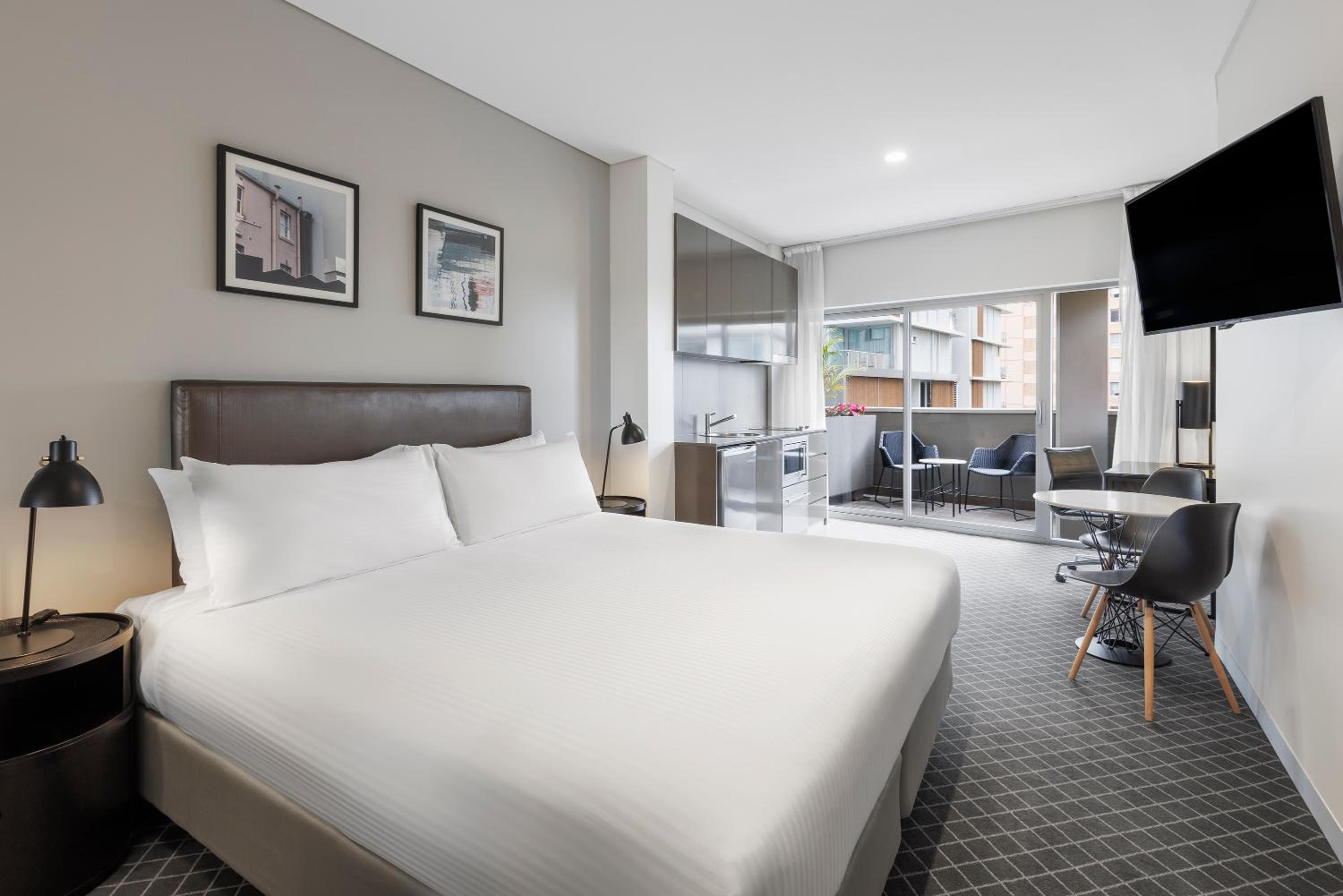 Premium King Room with Balcony photo 1