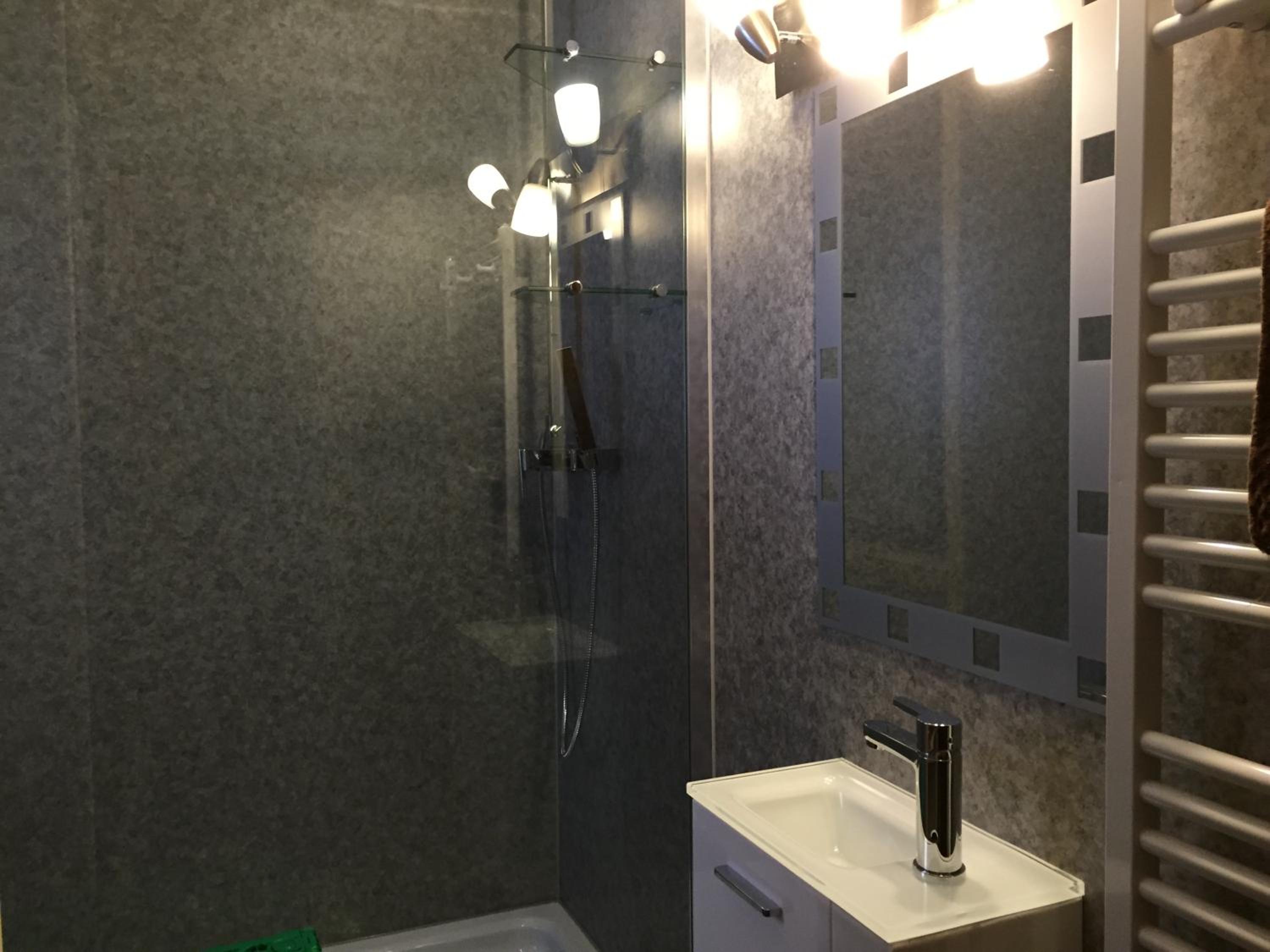 Family Room with Shared Bathroom photo 3