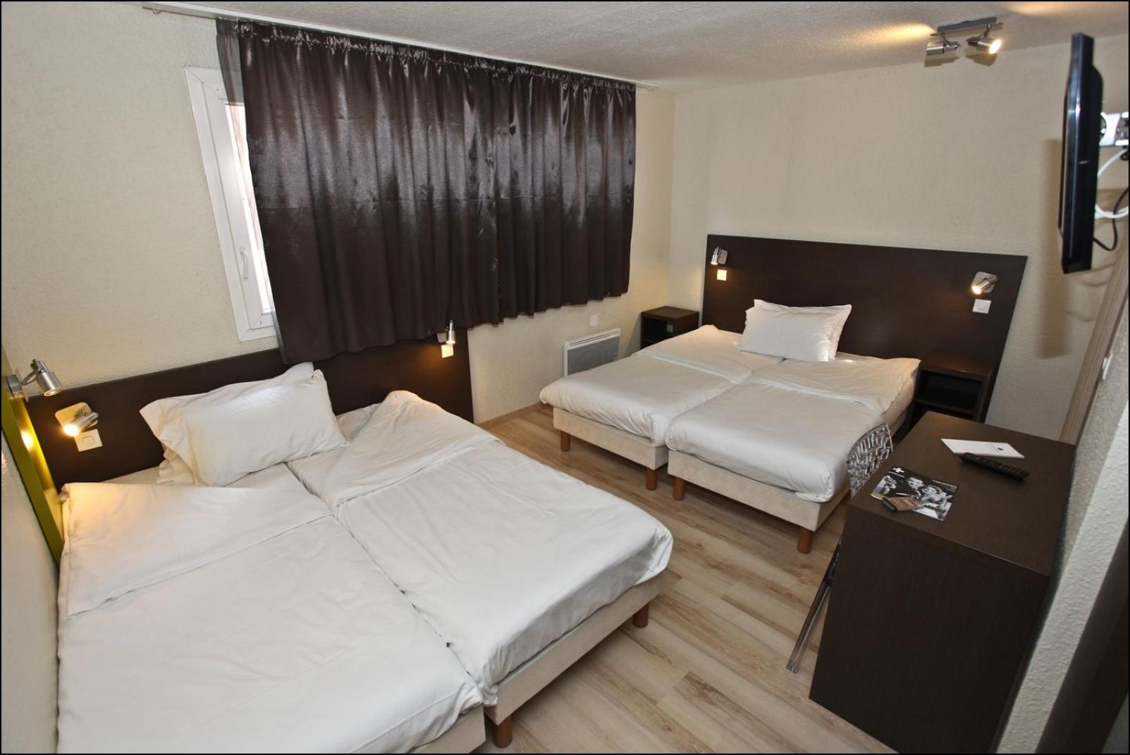 Quadruple Room with 4 Single Beds - Photo 4