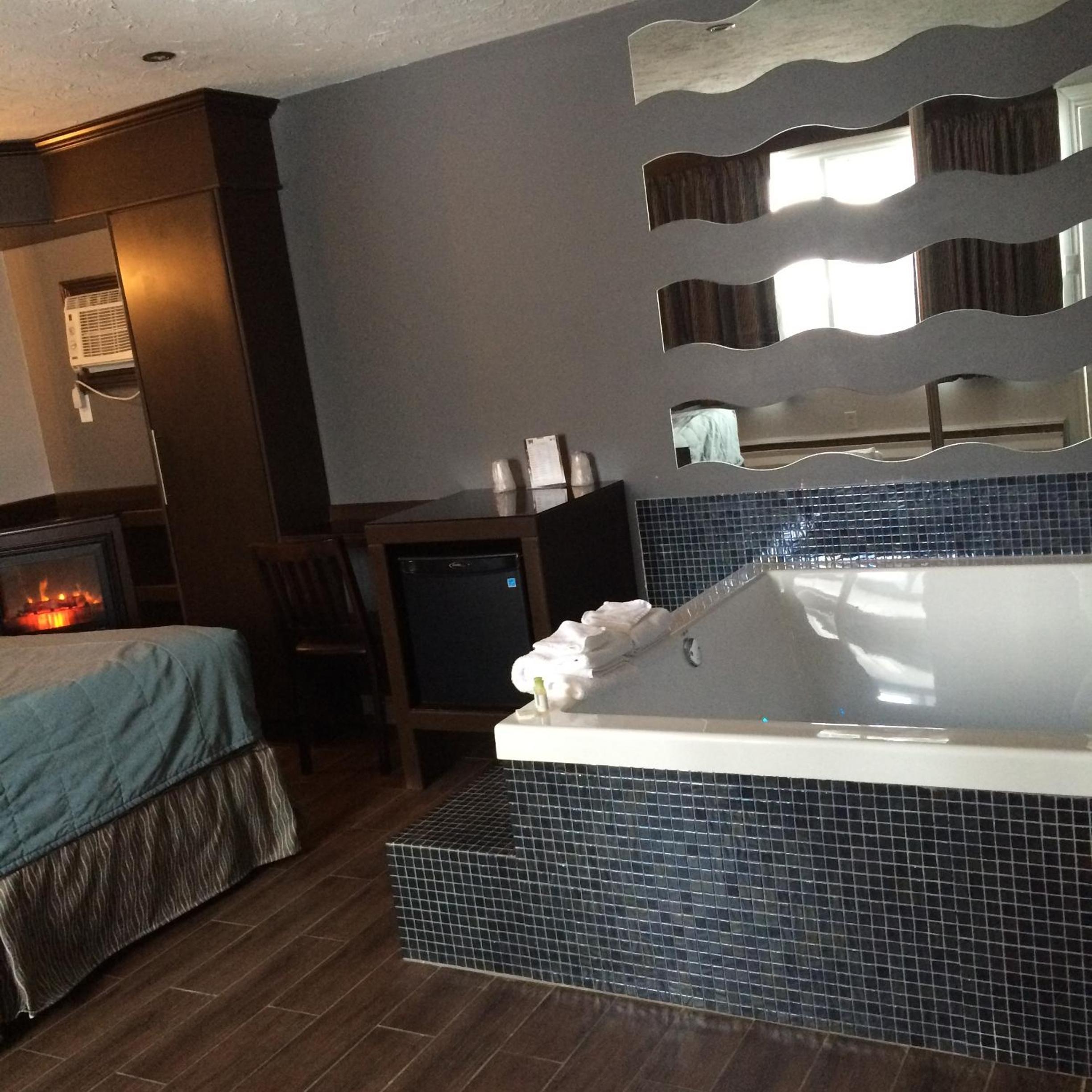 Deluxe Queen Room with Spa Bath-Non-Smoking