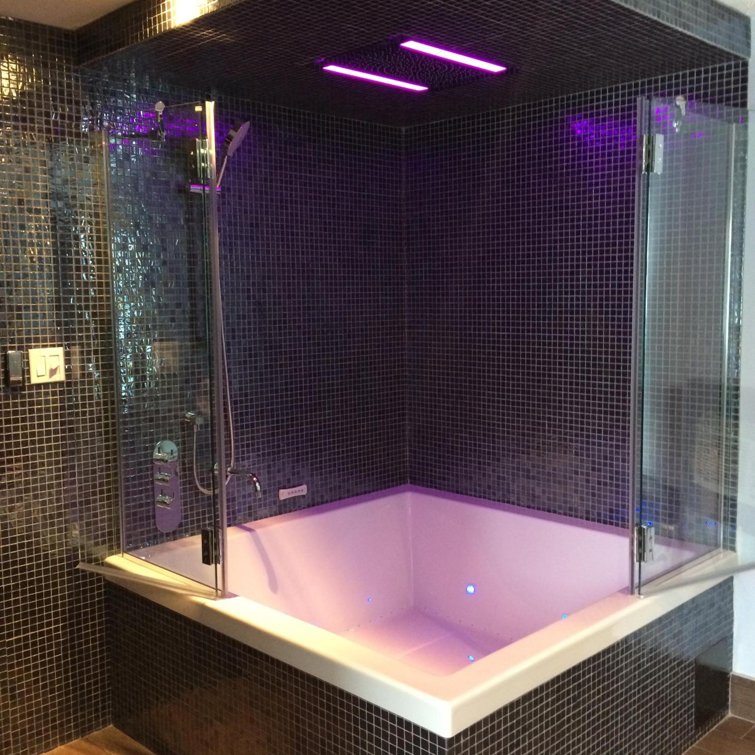 Deluxe Queen Room with Spa Bath-Smoking photo 1