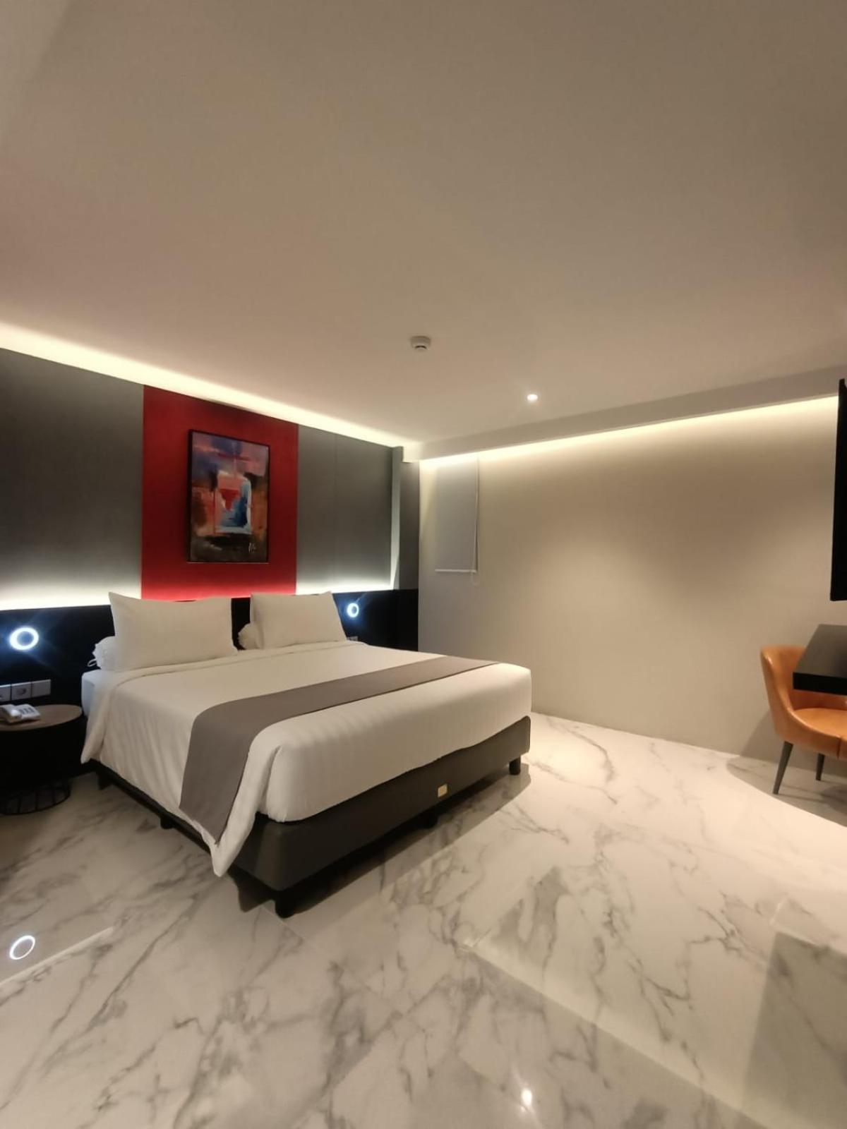 Deluxe Queen Room - Photo 13