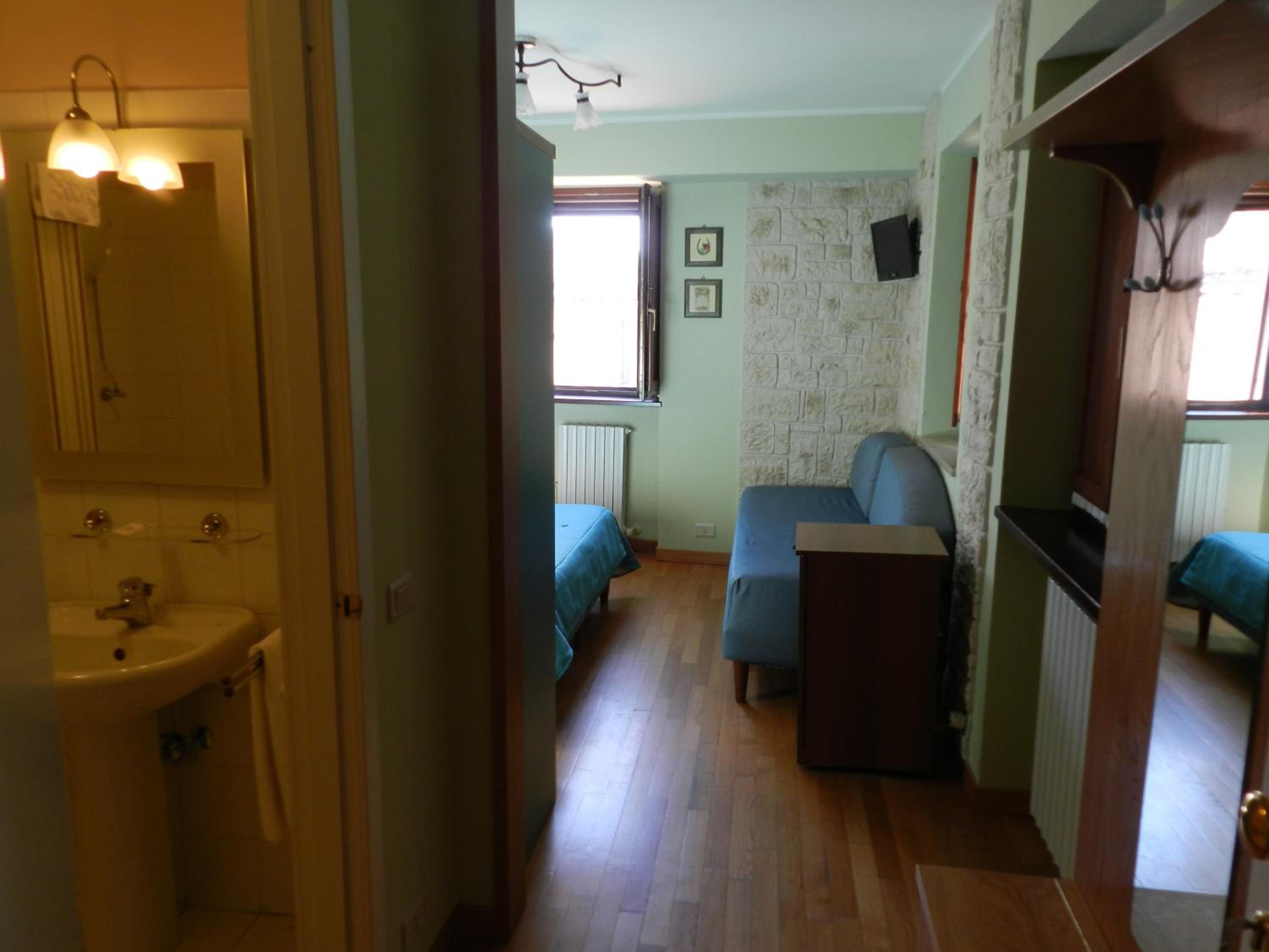 Double Room - Photo 10