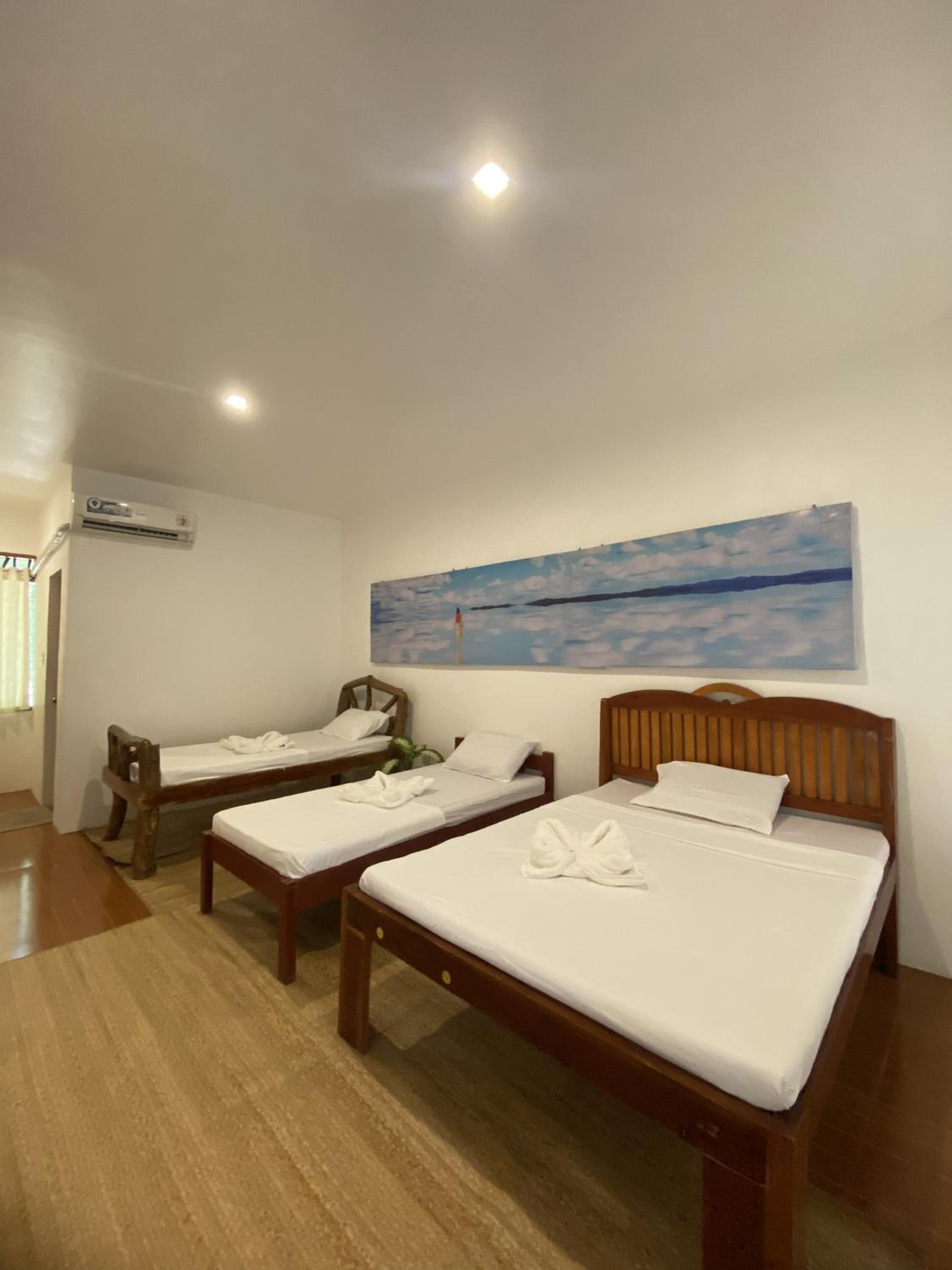 Quadruple Room with Private Bathroom photo 1