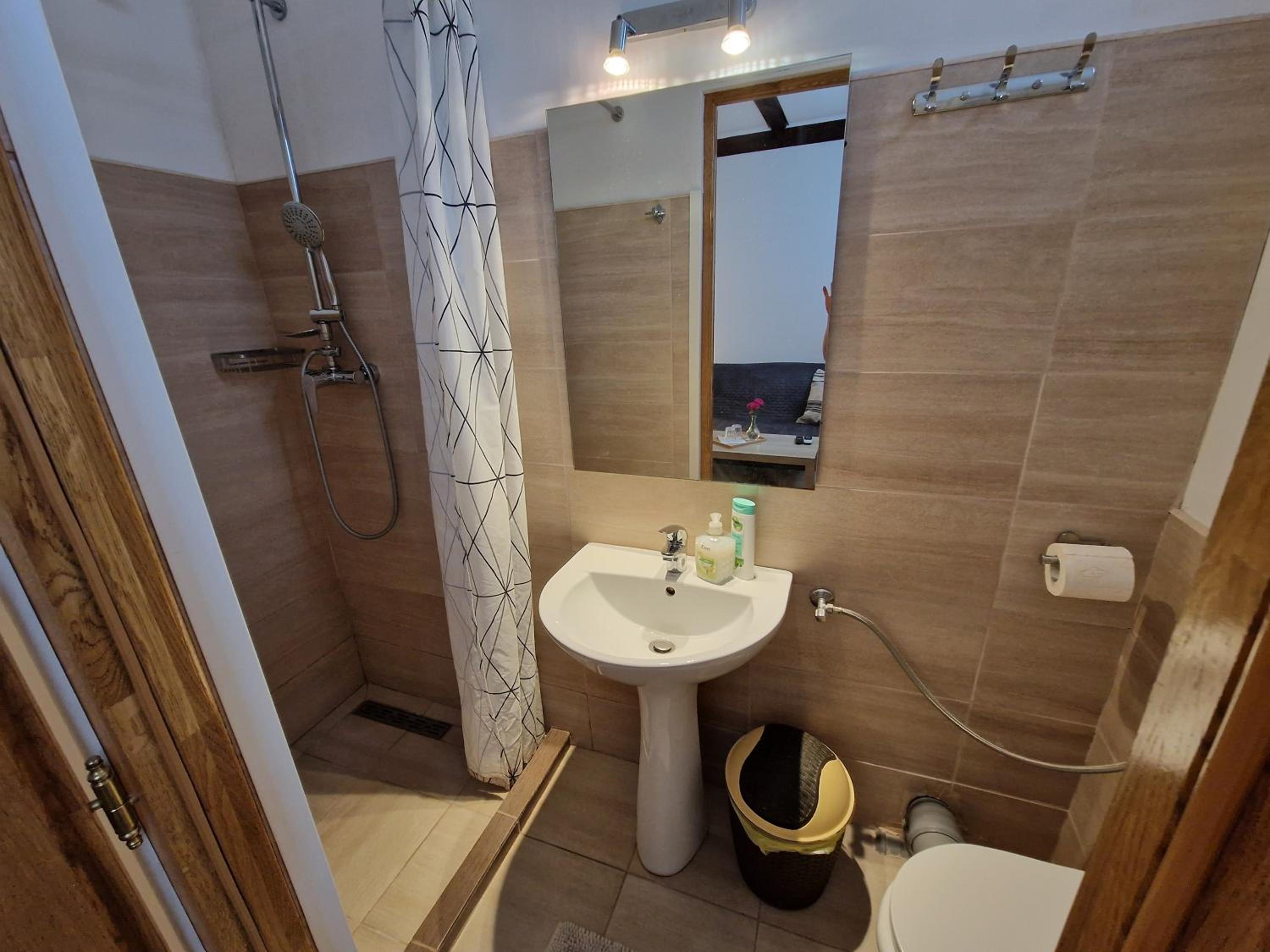 Double Room - Photo 5
