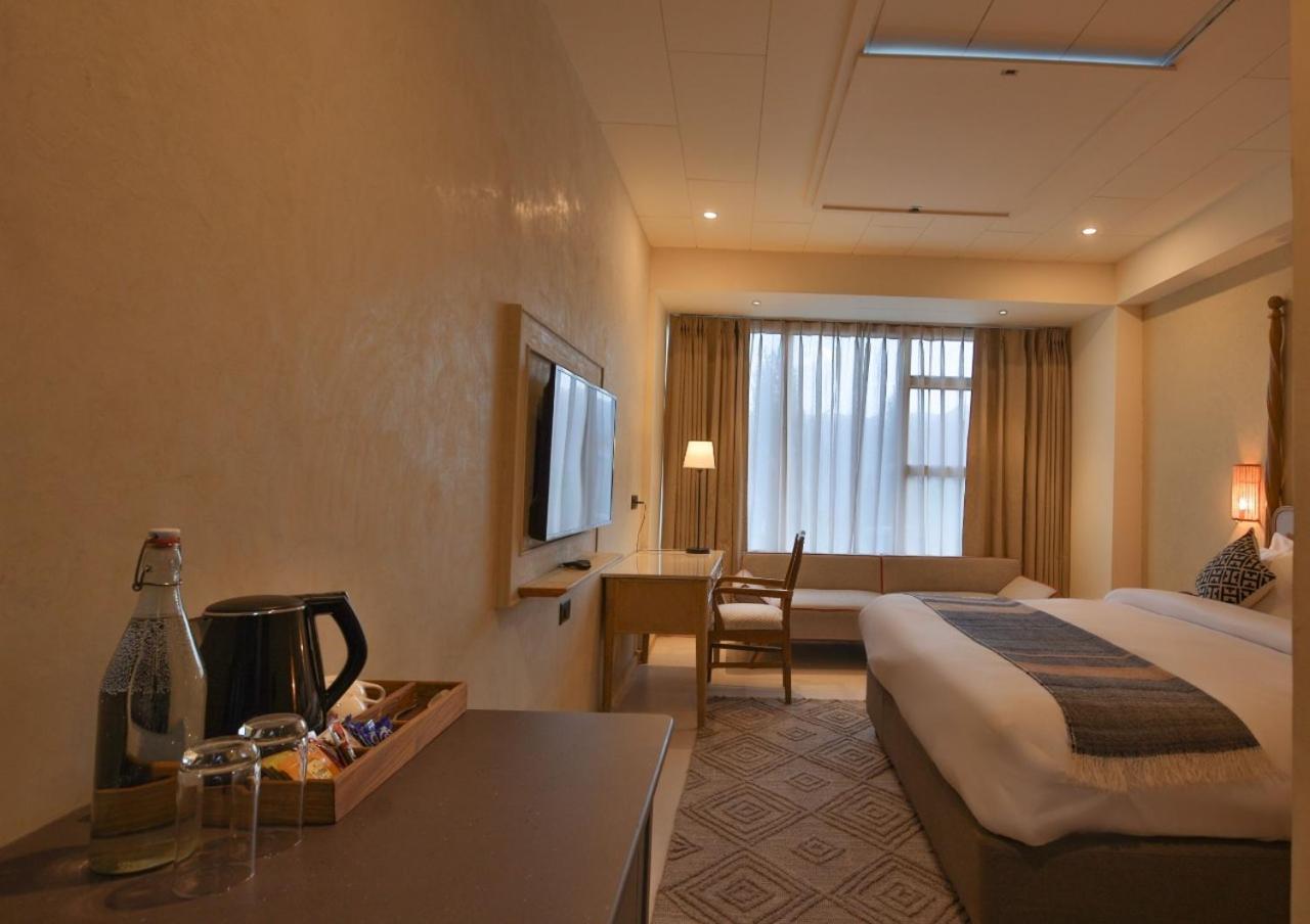 Deluxe King Room - Photo 8