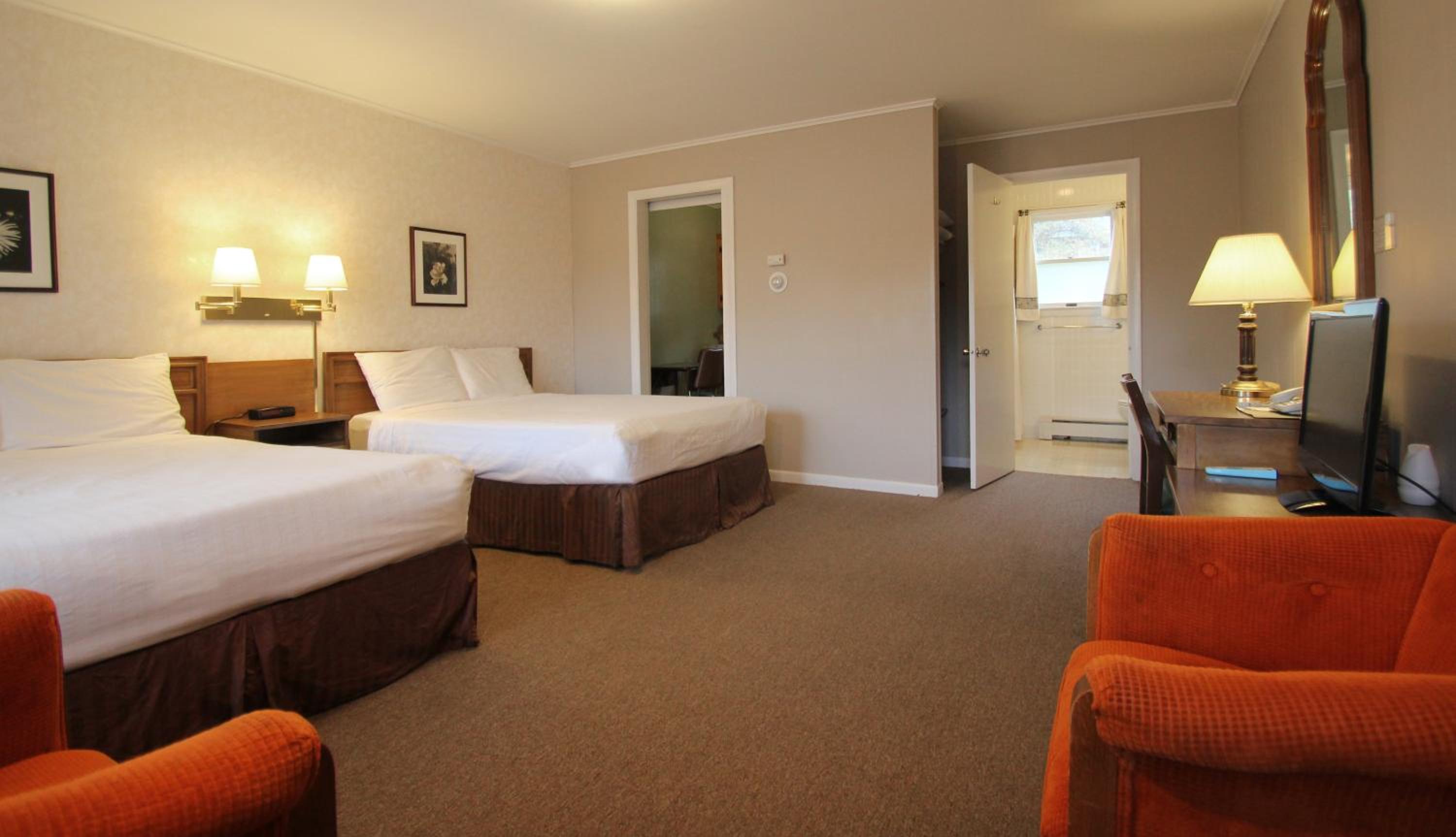 Room with Two Double Beds photo 3