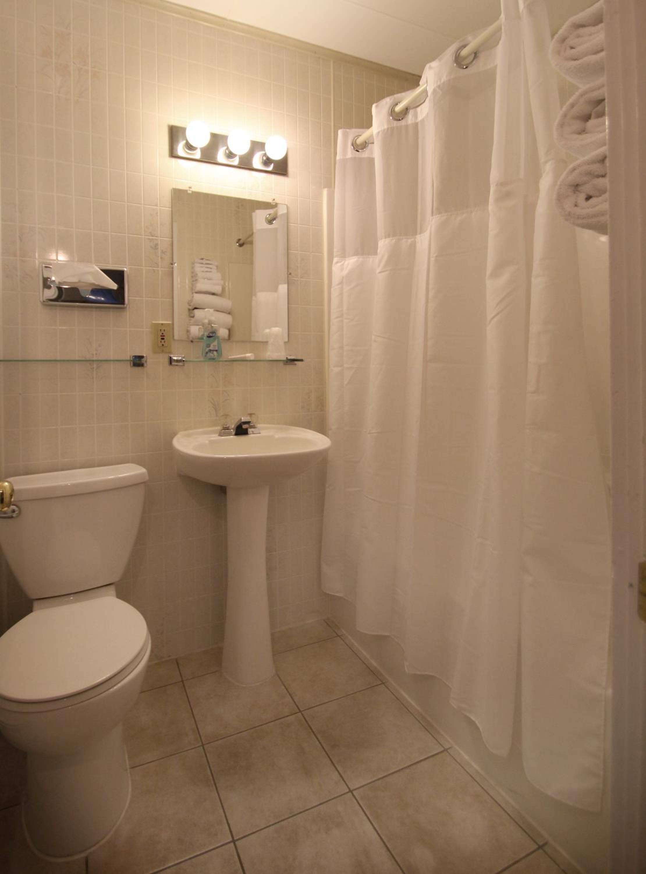 Standard Room with Queen Bed photo 2