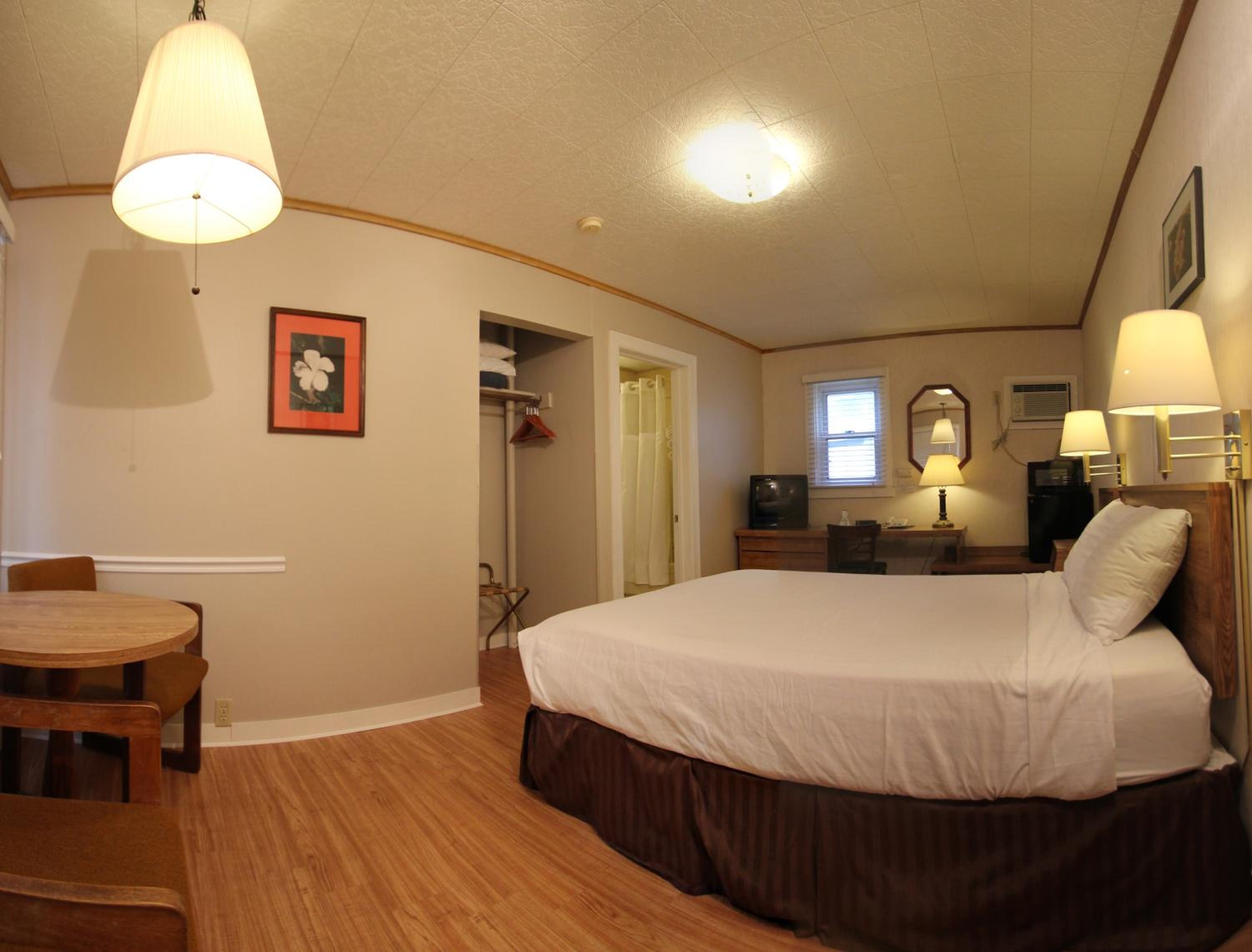 Standard Room with Queen Bed photo 1