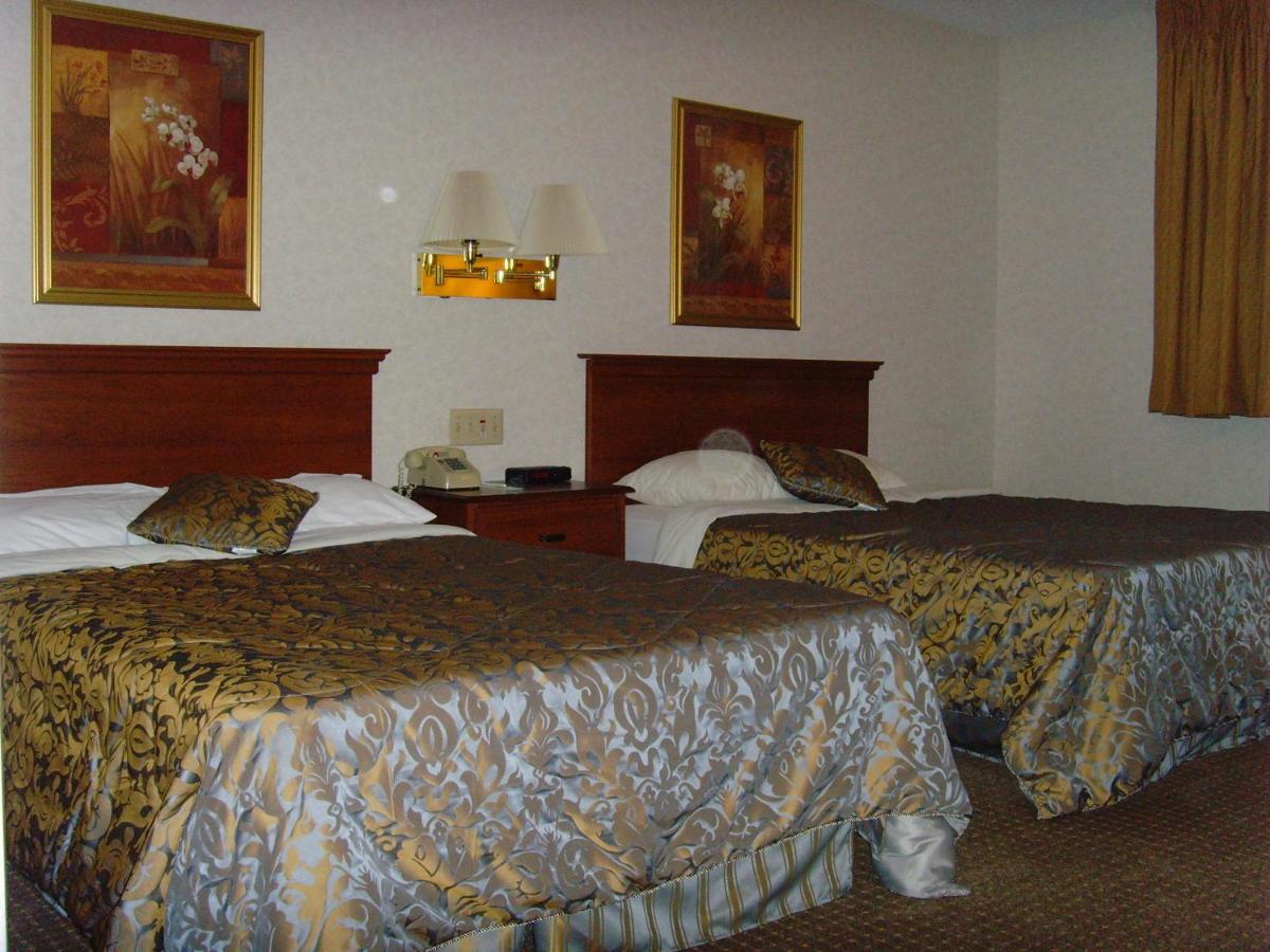 Standard Room with Queen Bed and Double Bed photo 2