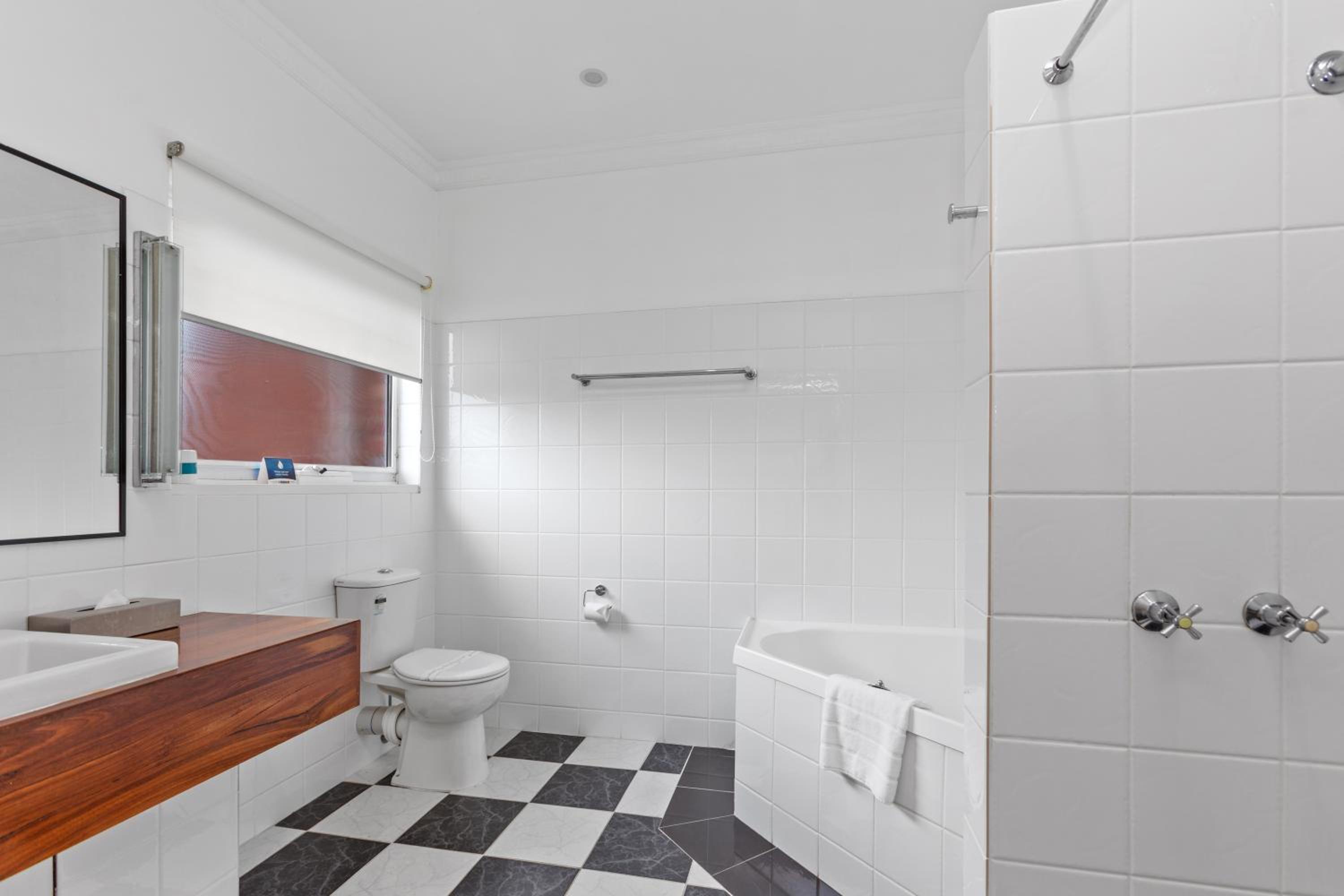 Twin Room with Spa Bath photo 3