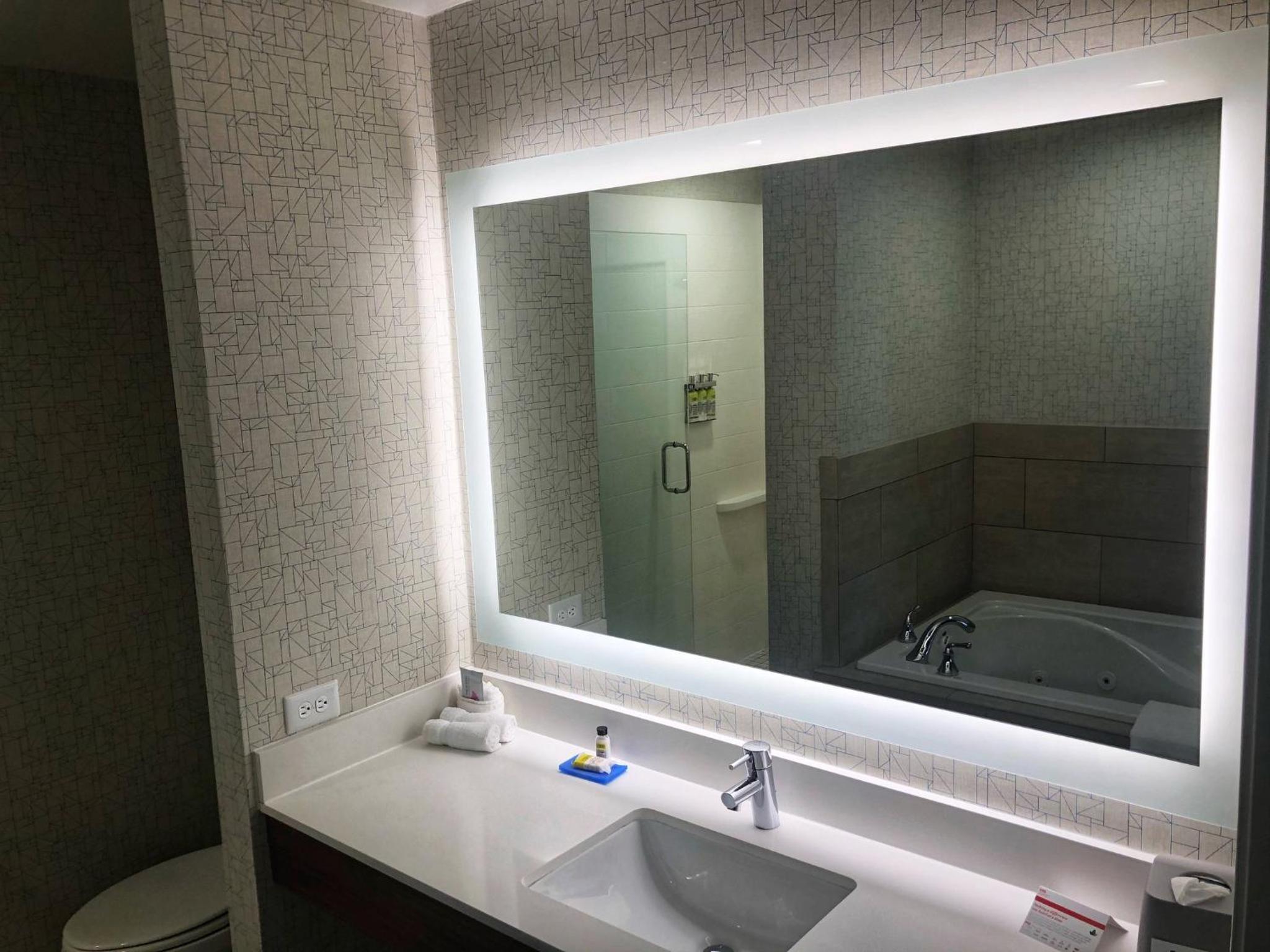King Room with Jetted Tub - Photo 3