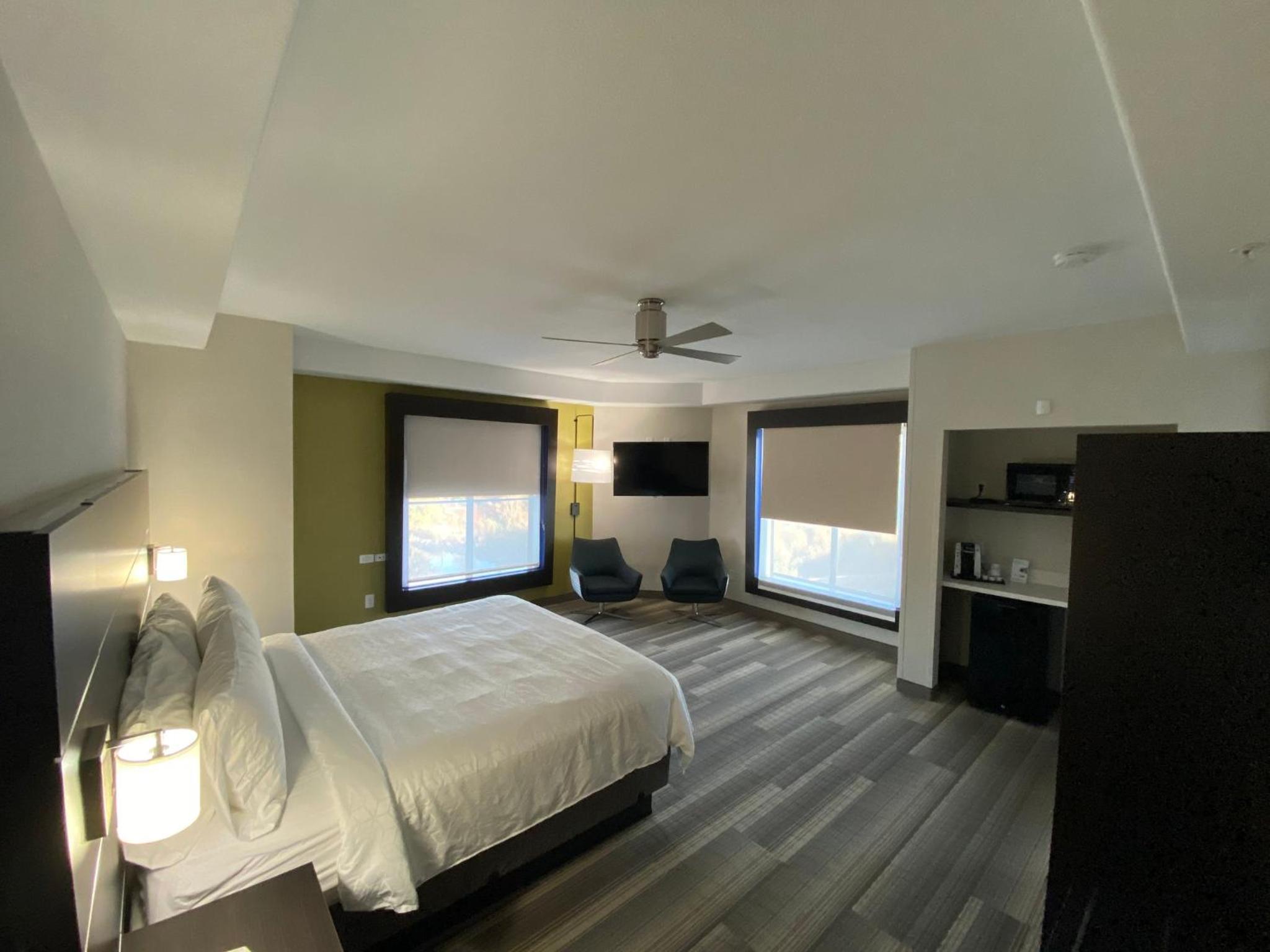 Suite - Non-Smoking - Photo 2