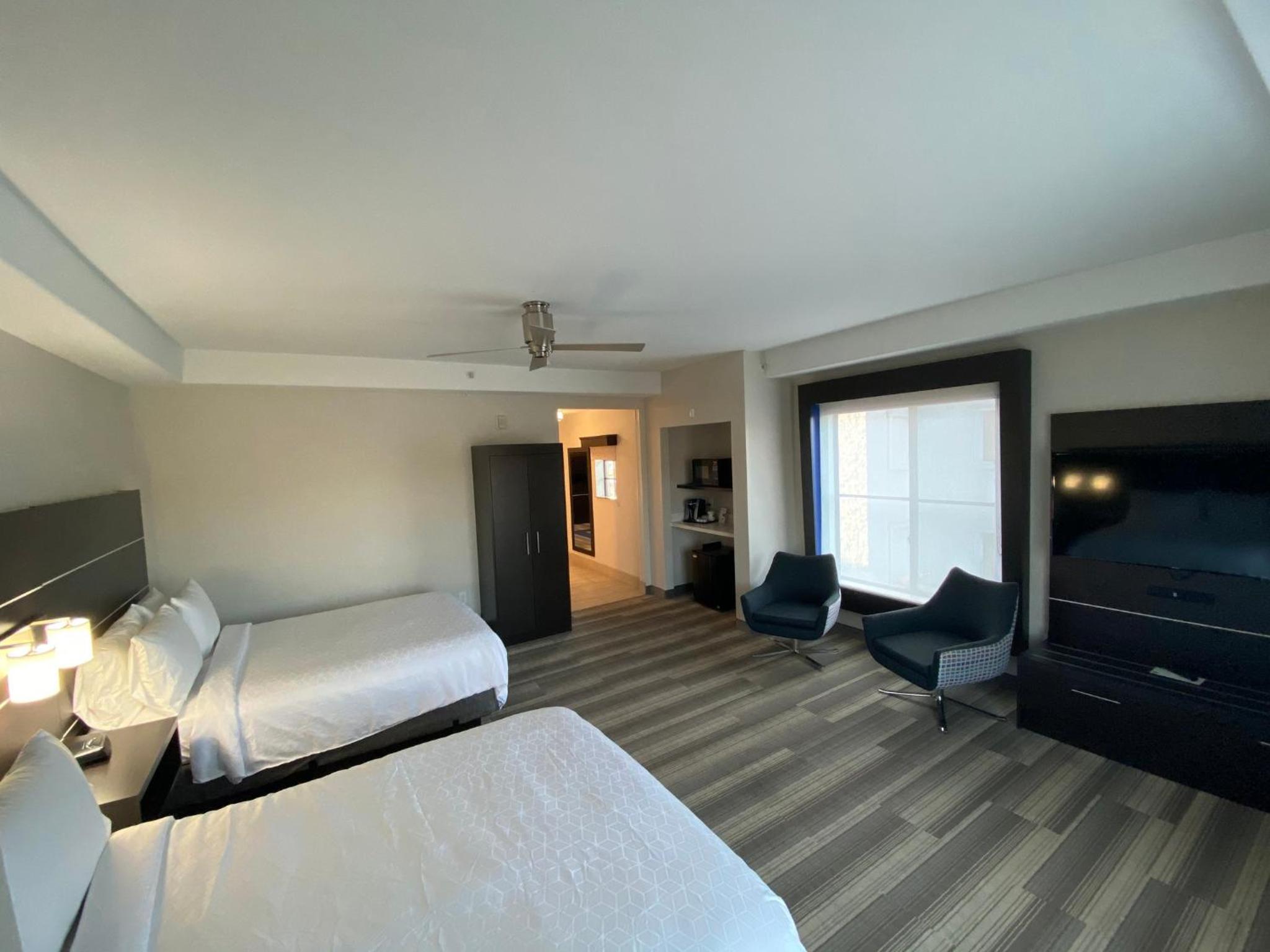 One-Bedroom Queen Suite with Lake View - Photo 2