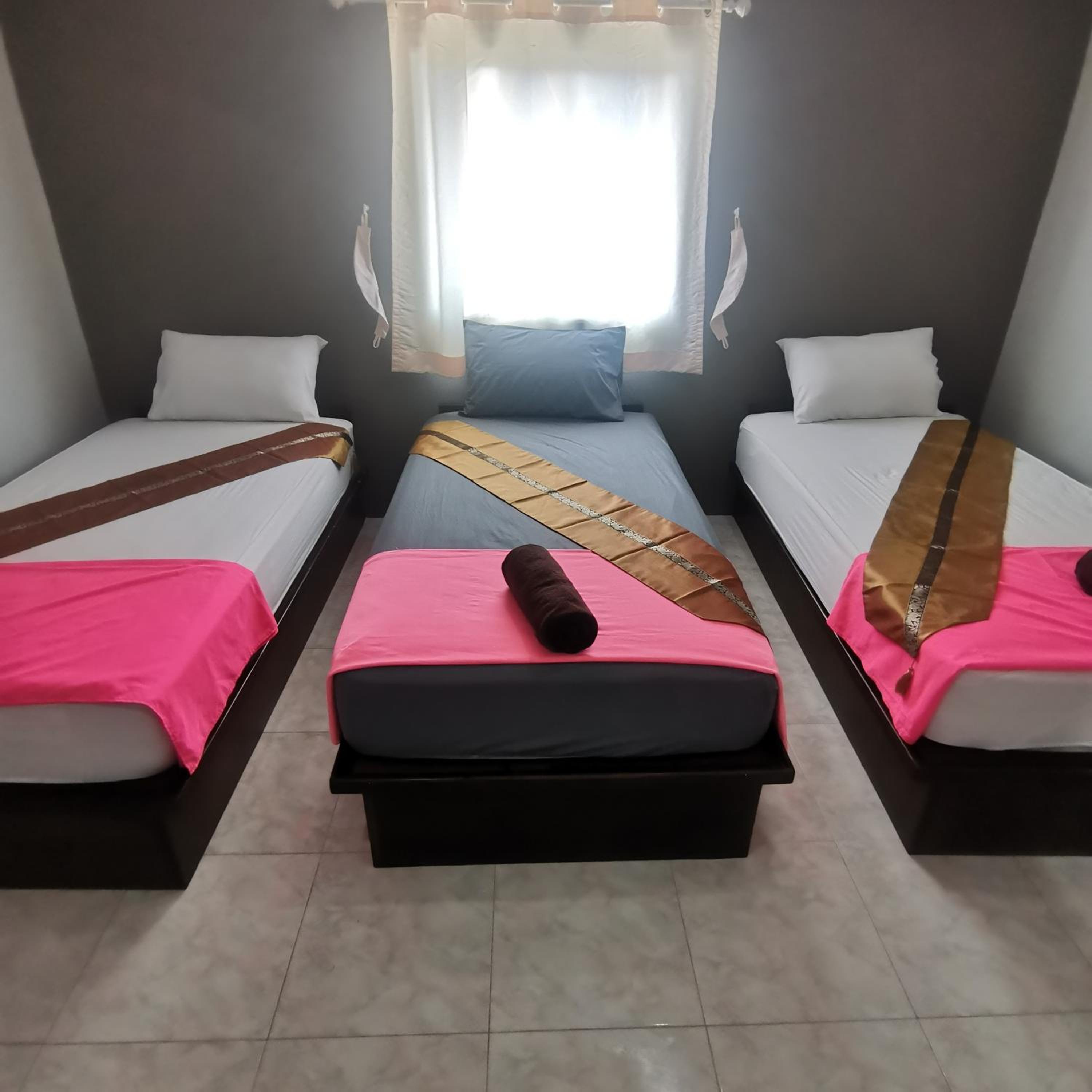 Triple Room with Private Bathroom - Photo 3