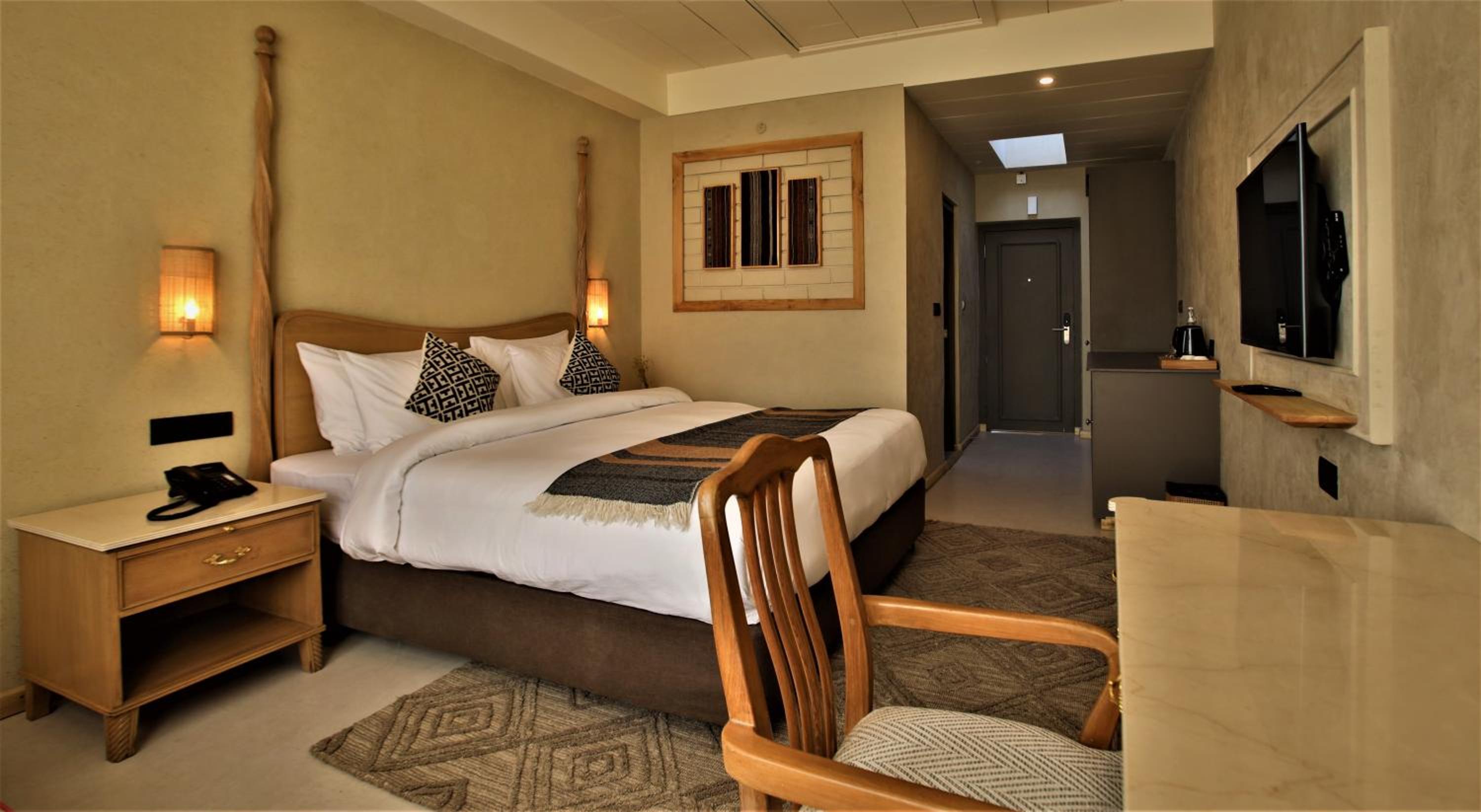 Deluxe Queen Room - Photo 7