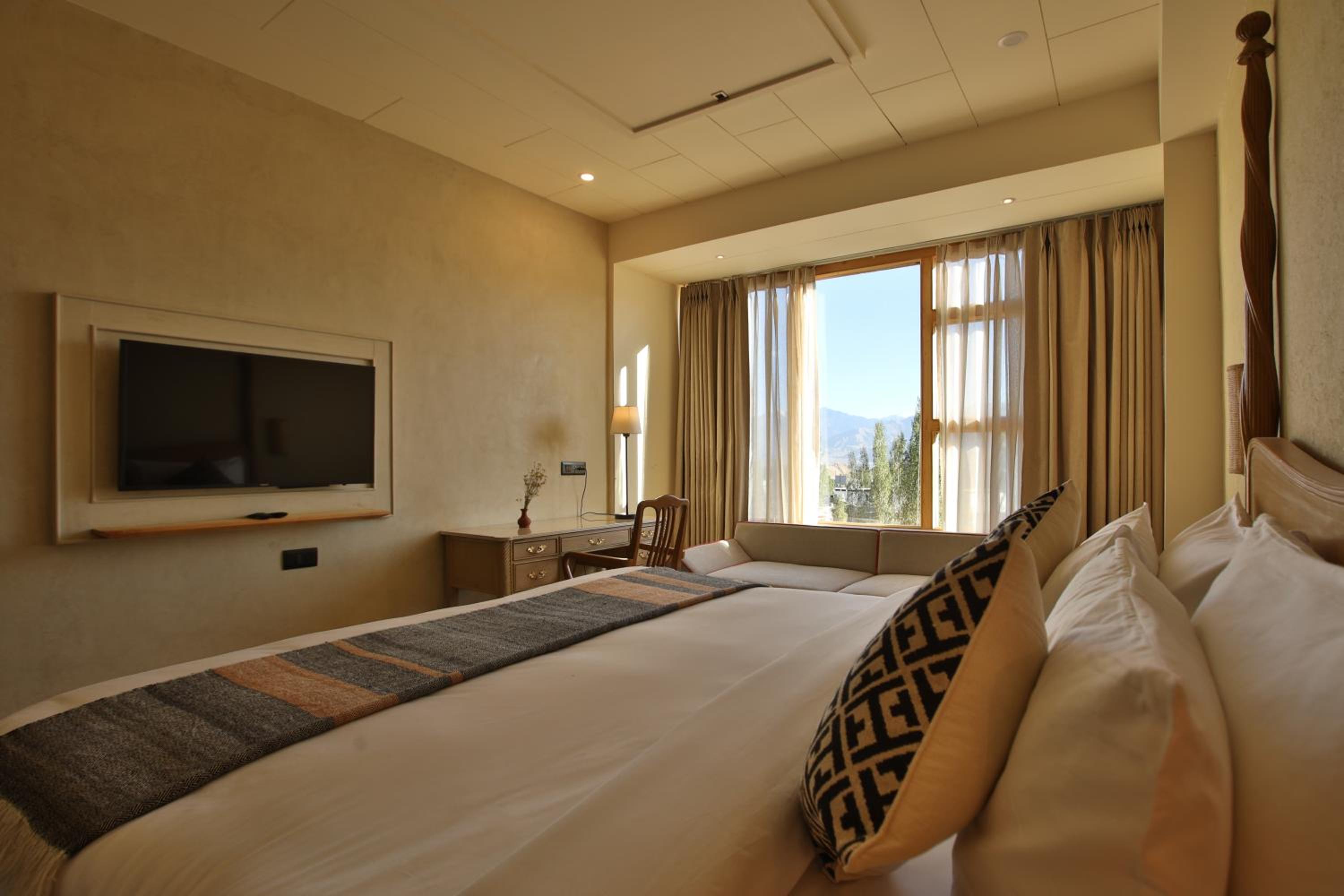 Deluxe King Room - Photo 9