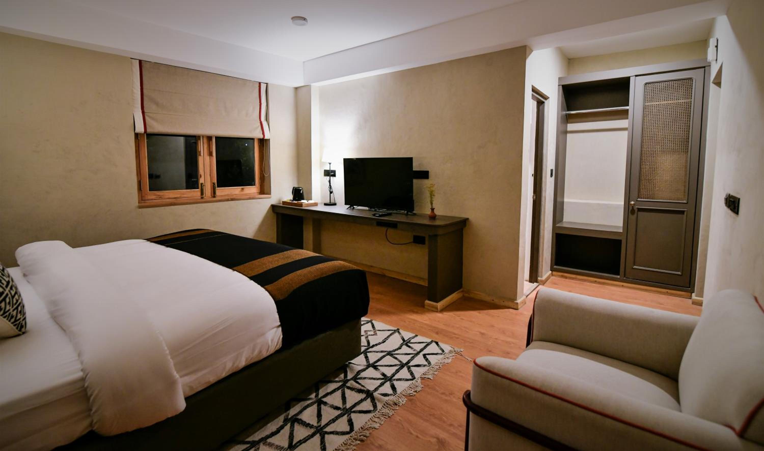 Deluxe Queen Room - Photo 6
