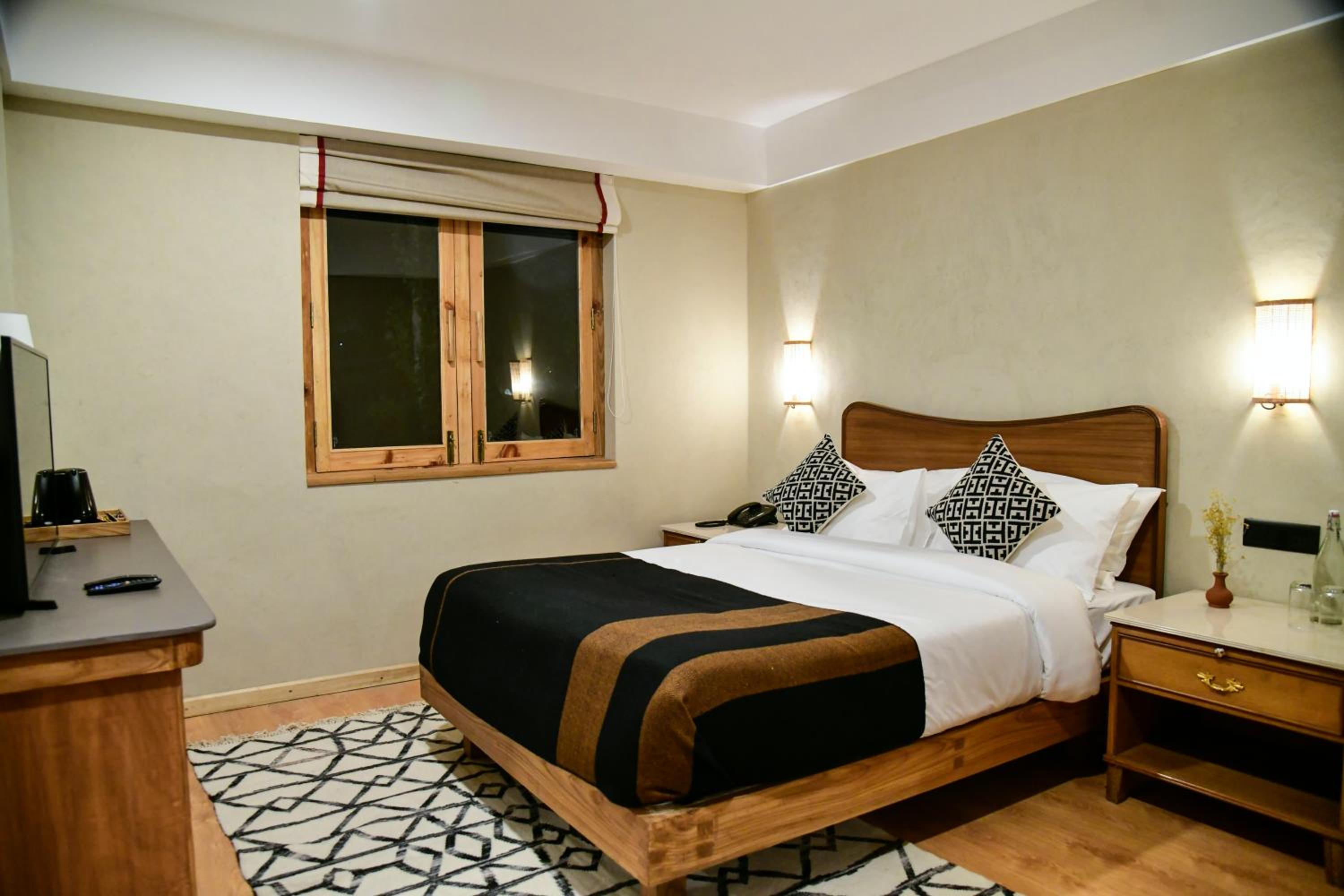 Deluxe Queen Room - Photo 5