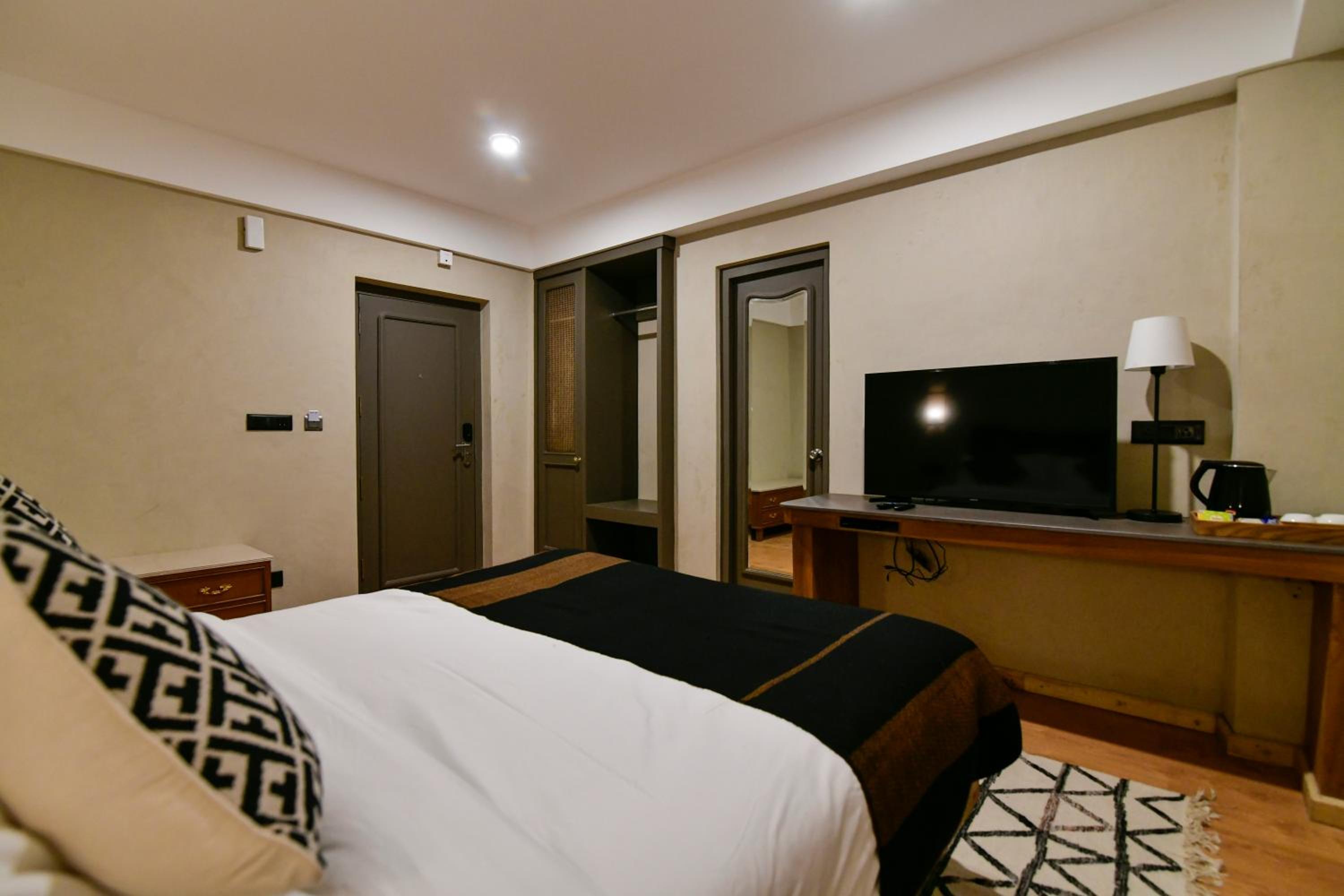 Deluxe Queen Room - Photo 1