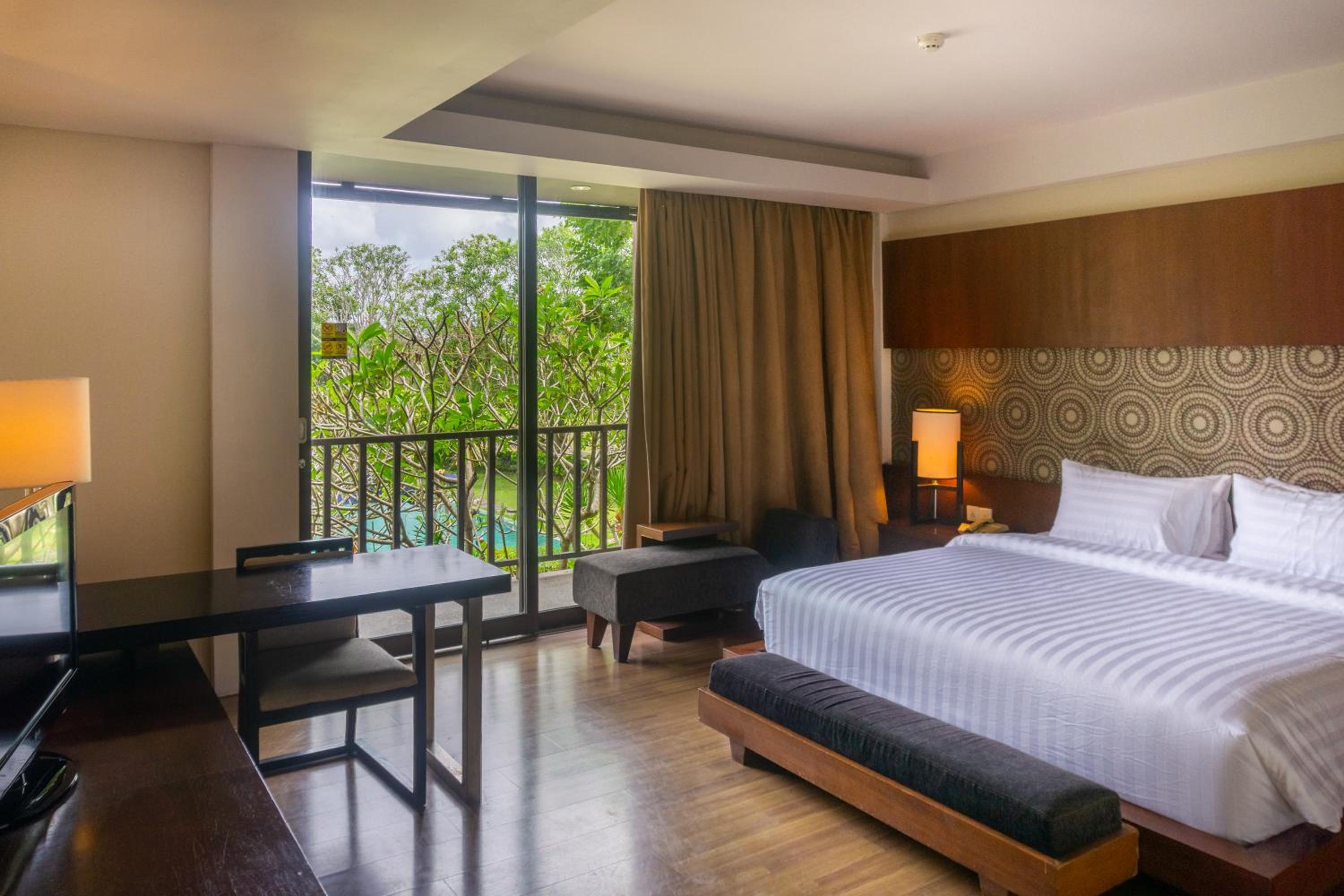 Suite with Pool View - Photo 1