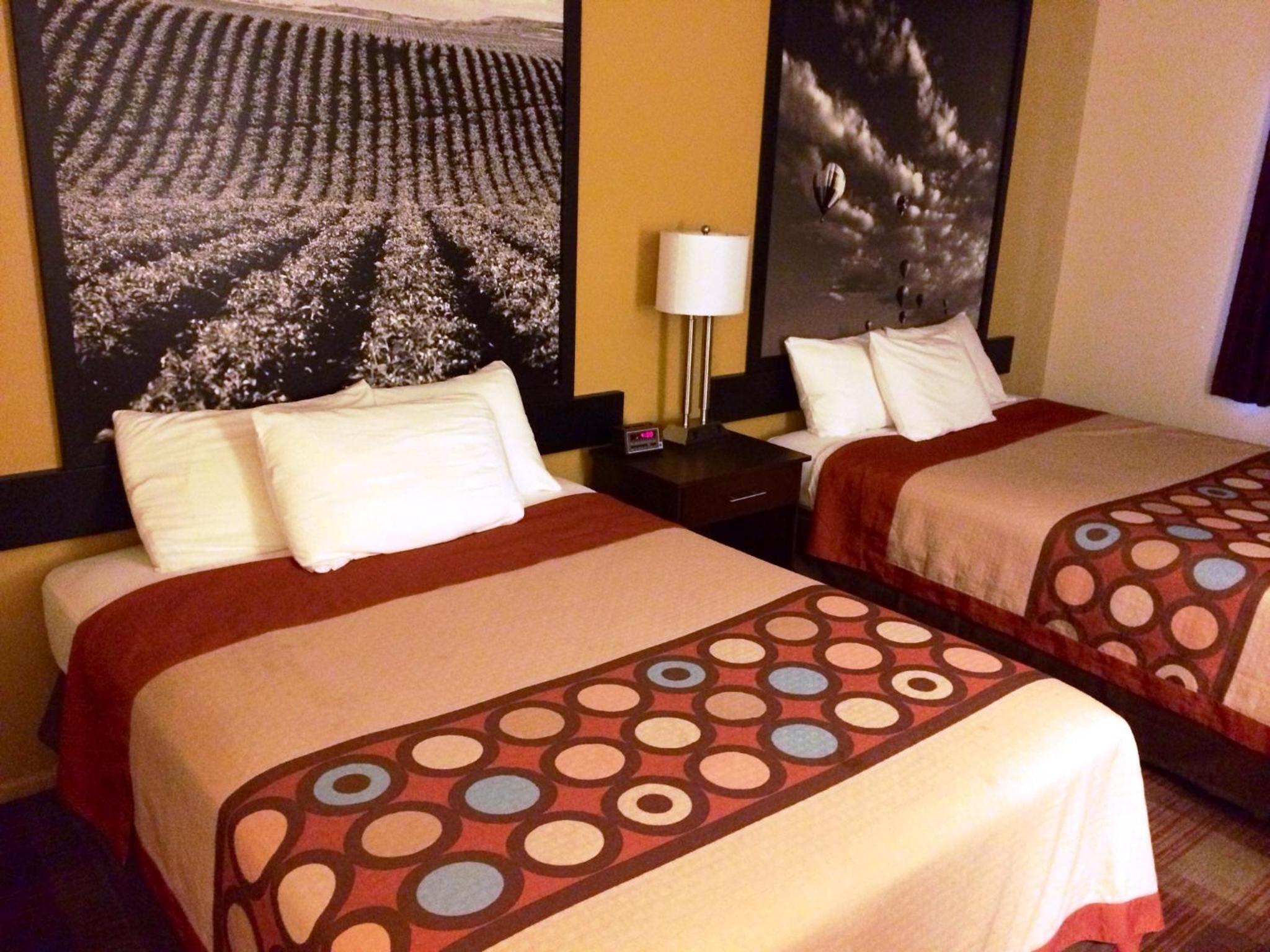 Queen Room with Three Queen Beds - Non-Smoking - Photo 4