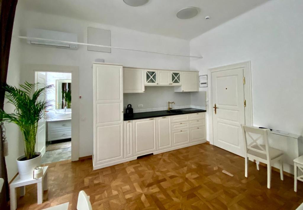 Studio with Balcony - Photo 7