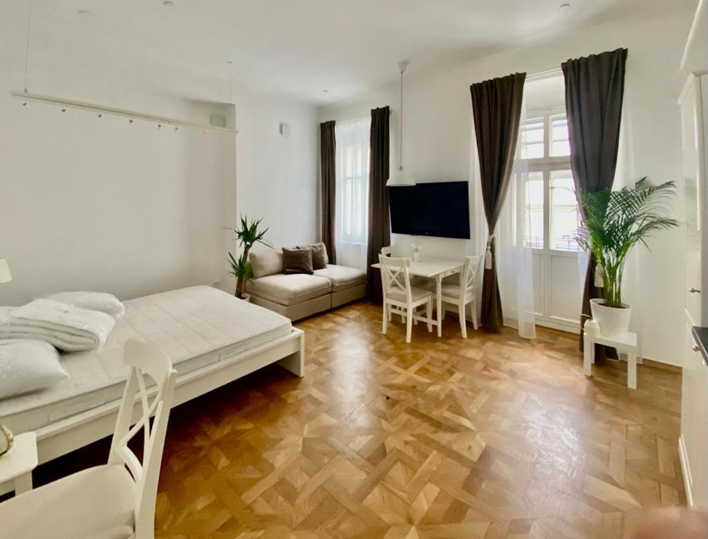 Studio with Balcony - Photo 6