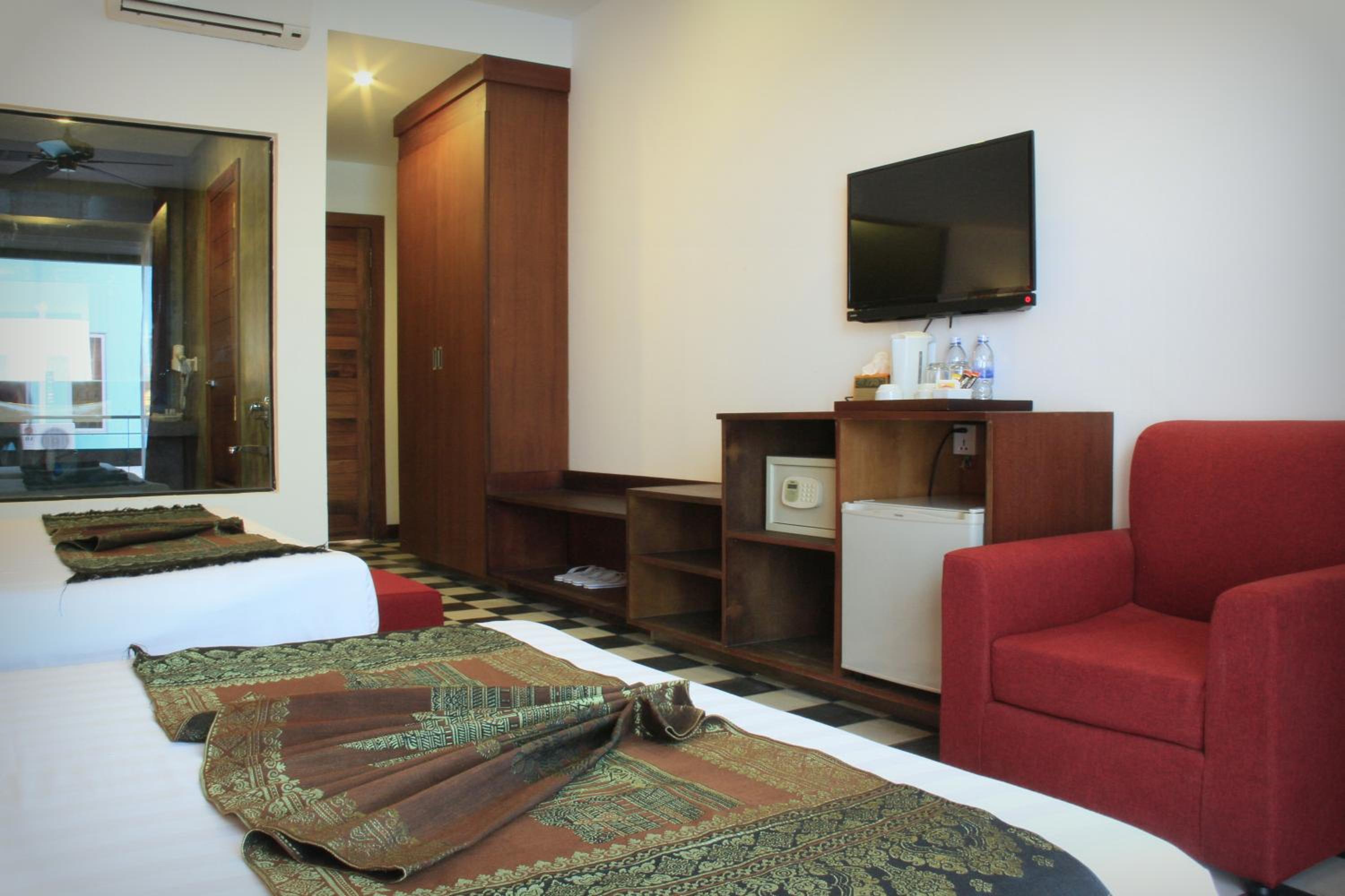 Deluxe Family Room with Balcony - Photo 4