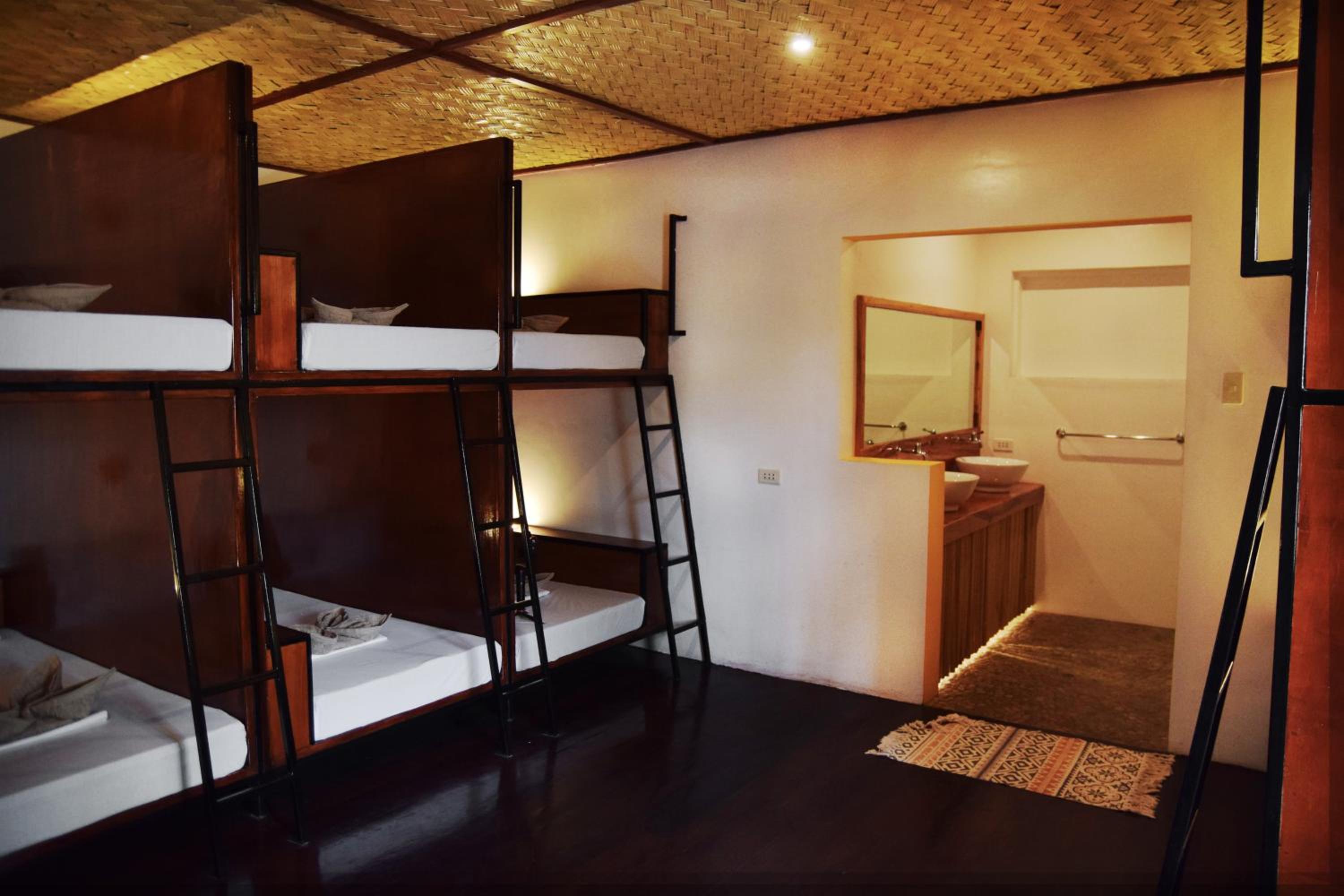 Bed in 10-Bed Mixed Dormitory Room photo 2