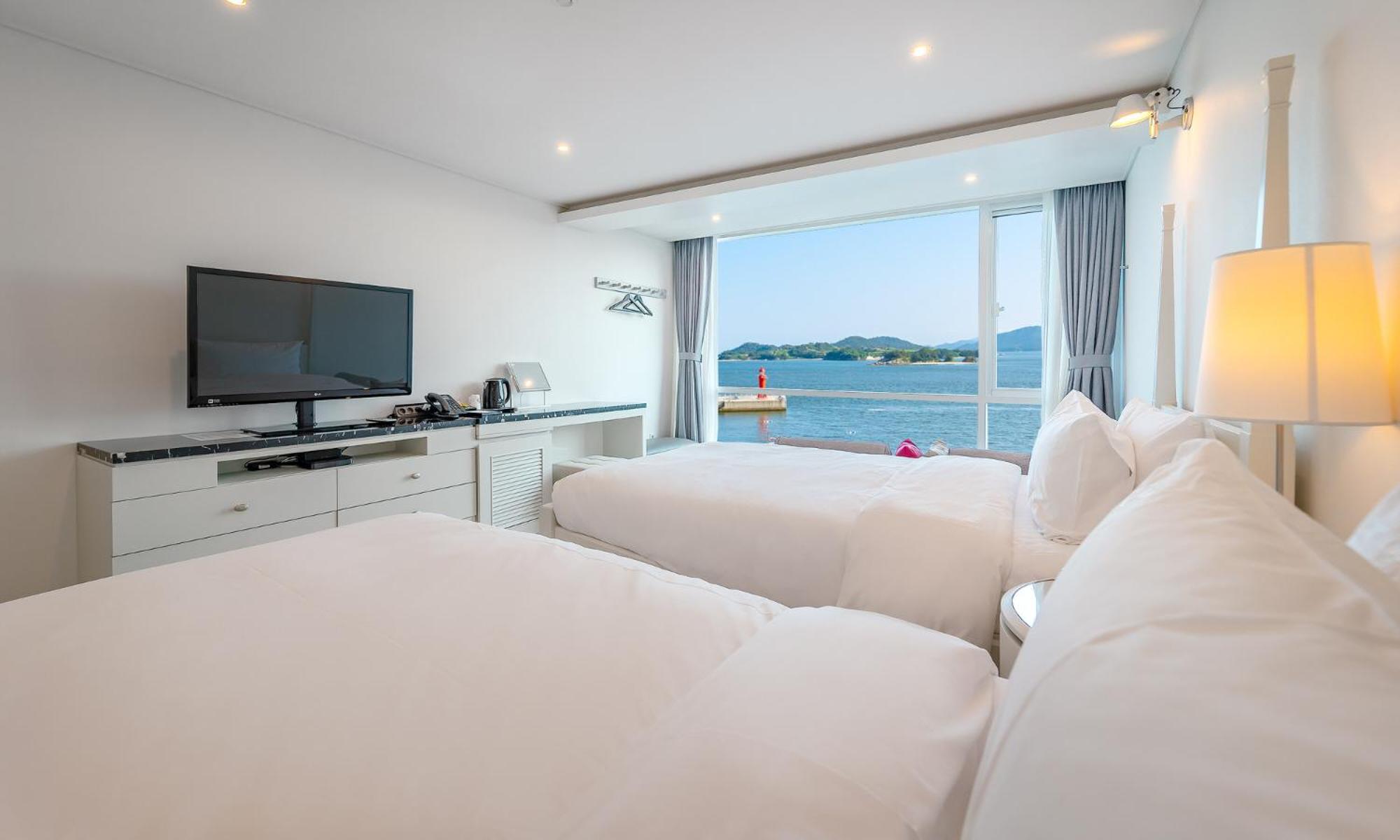 Large Twin Room With 2 Single Beds - Sea View - Main Building  - Photo 2