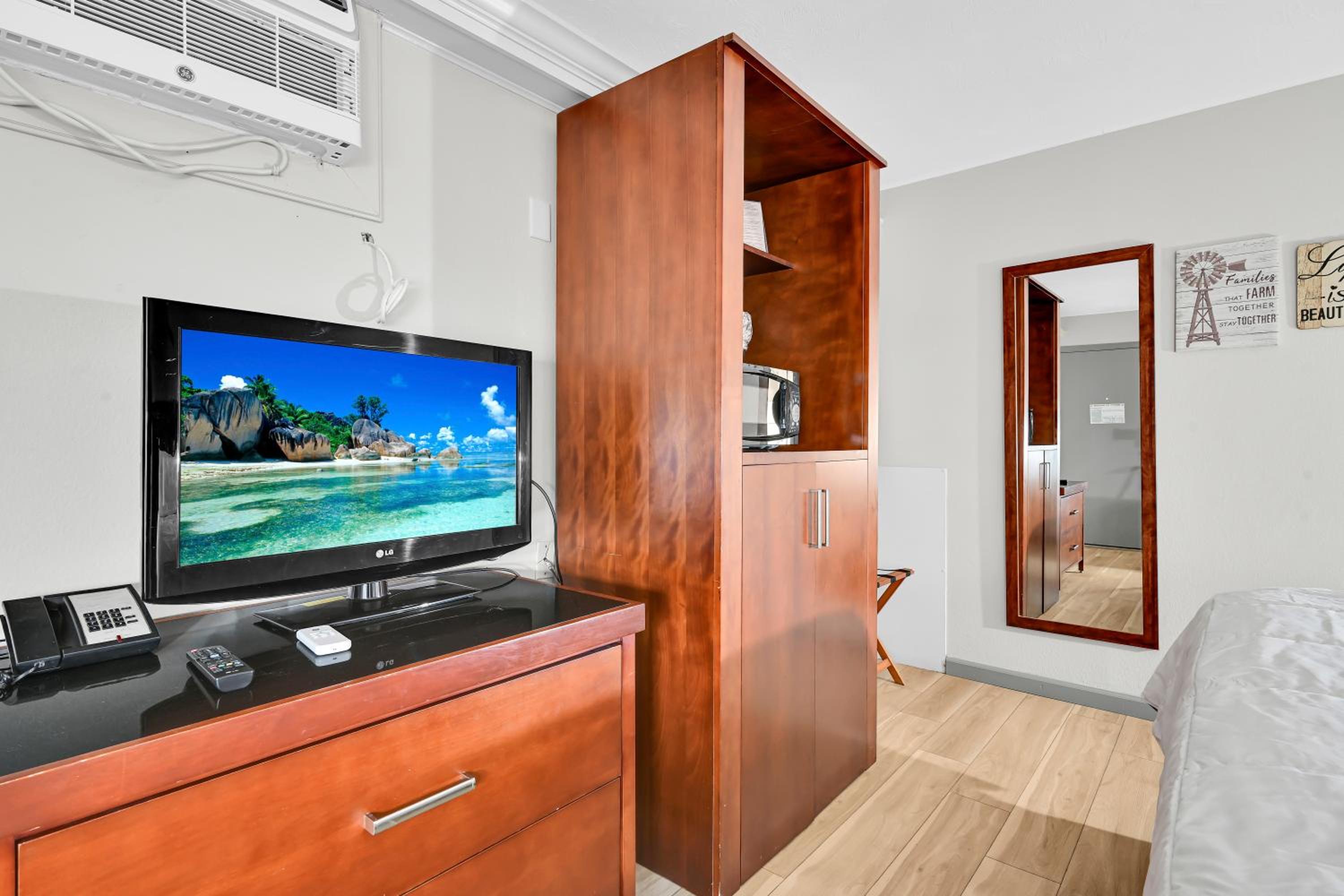 Deluxe Room (2 Adults + 1 Child)