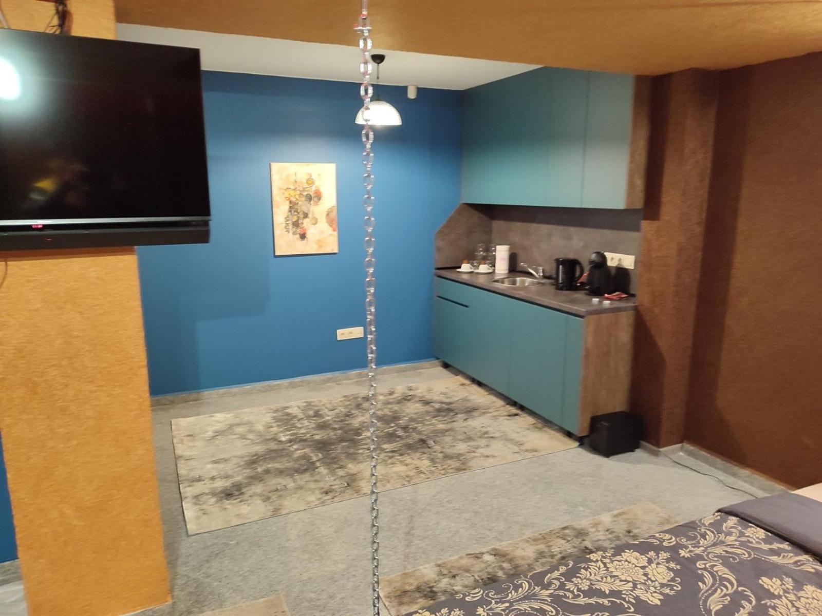 One-Bedroom Apartment - Photo 3