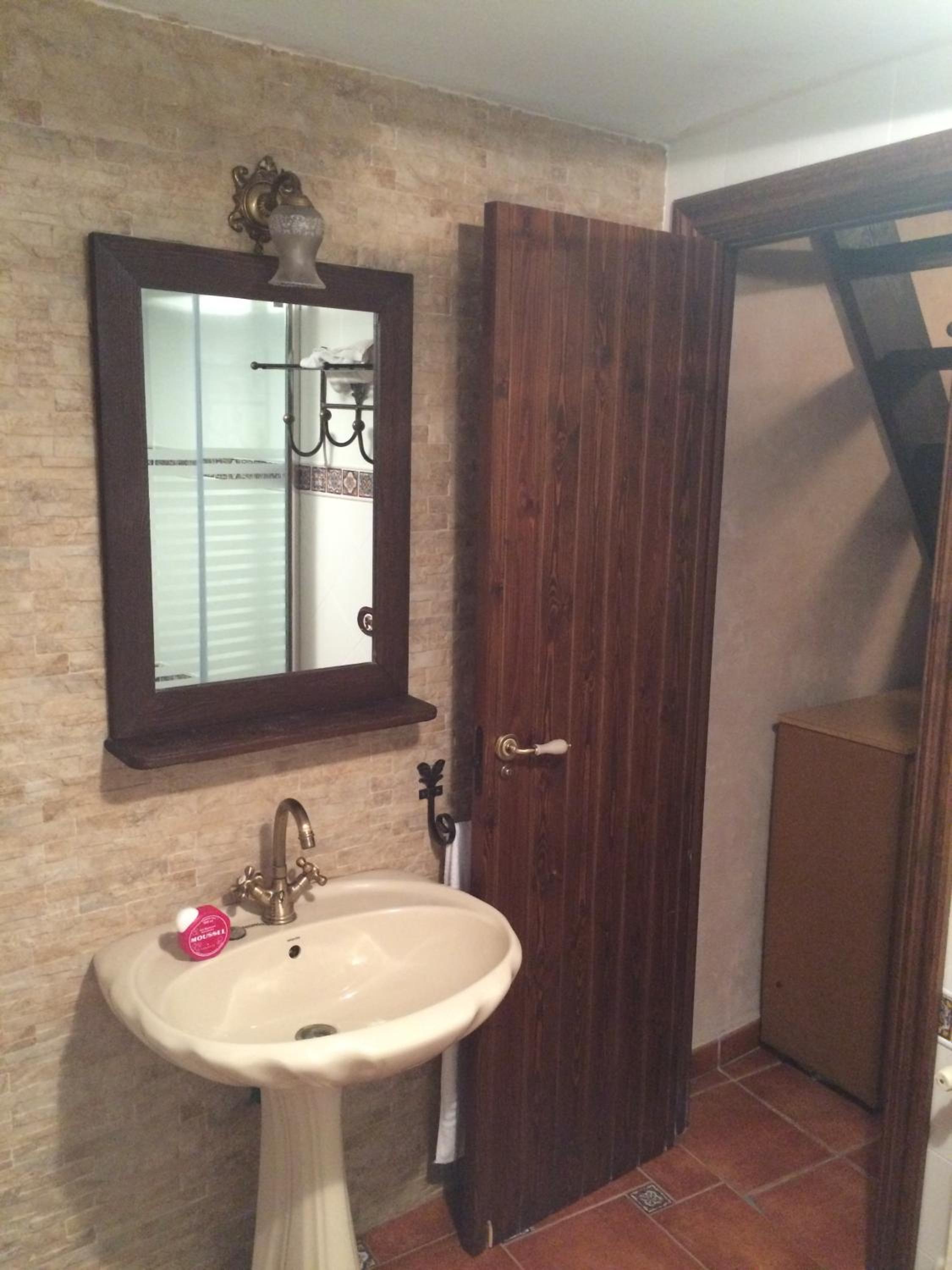 Five-Bedroom House photo 3