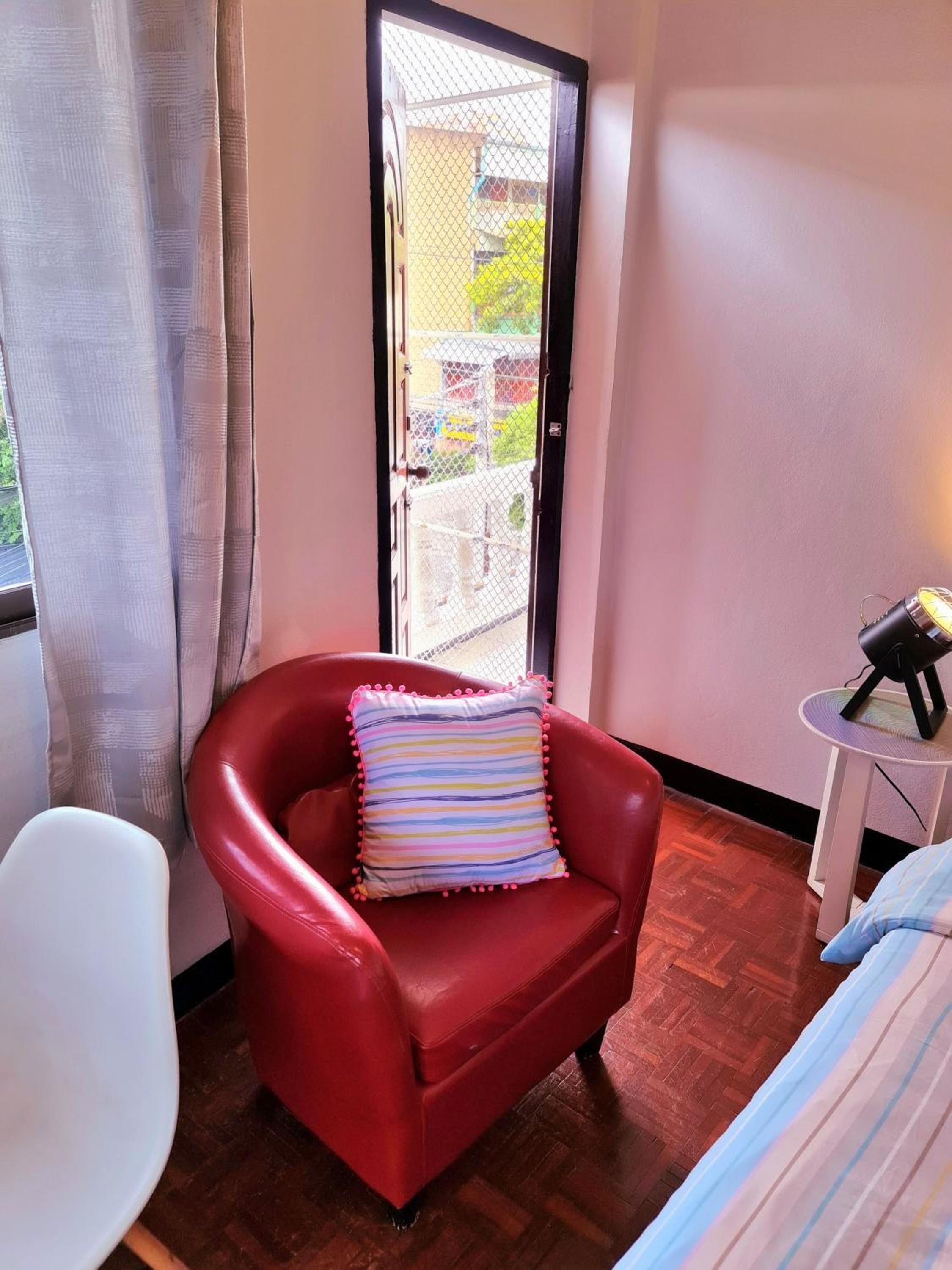Queen Room with Balcony - Photo 13