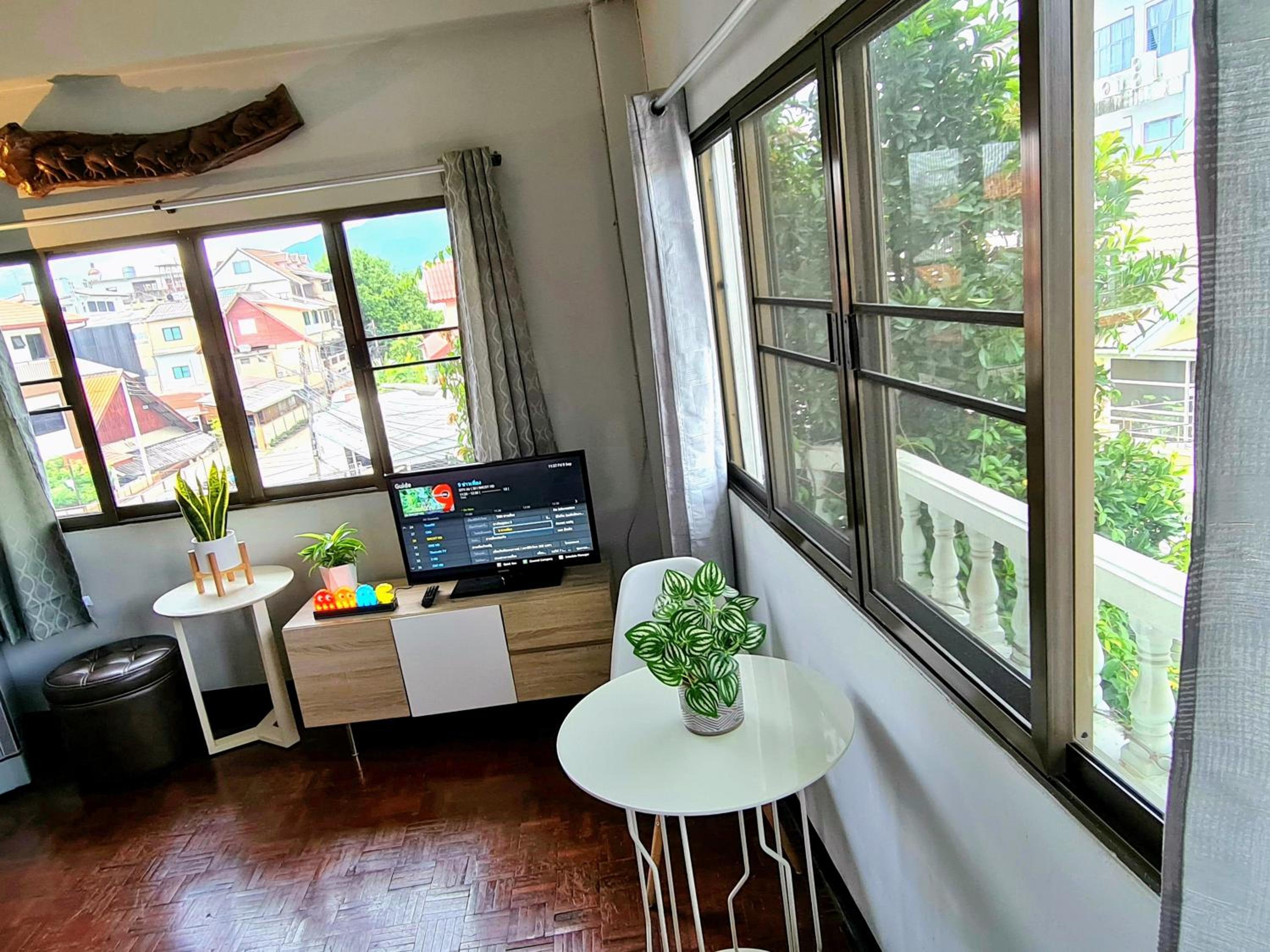 Queen Room with Balcony - Photo 12