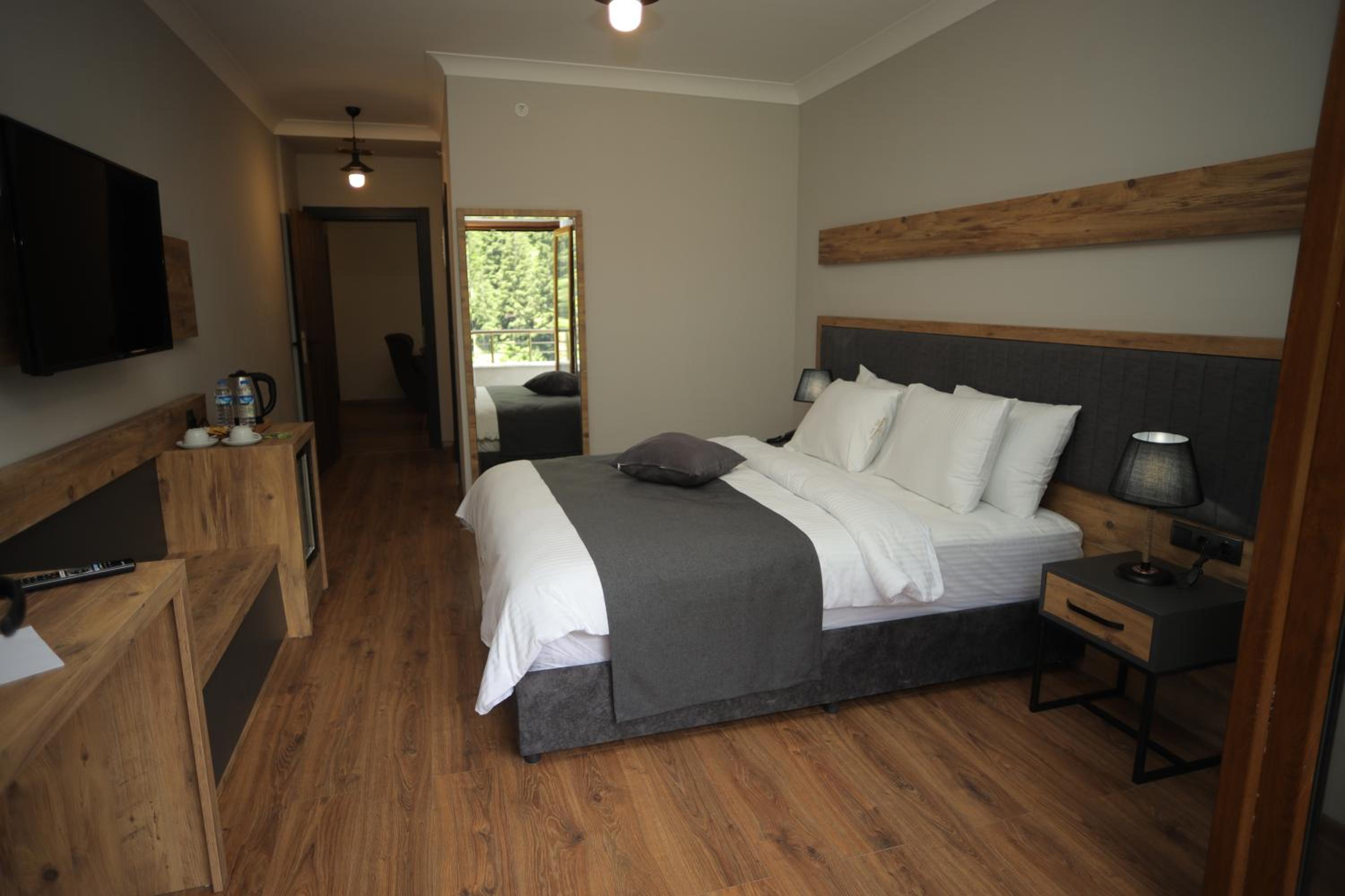 King Suite with Balcony - Photo 10