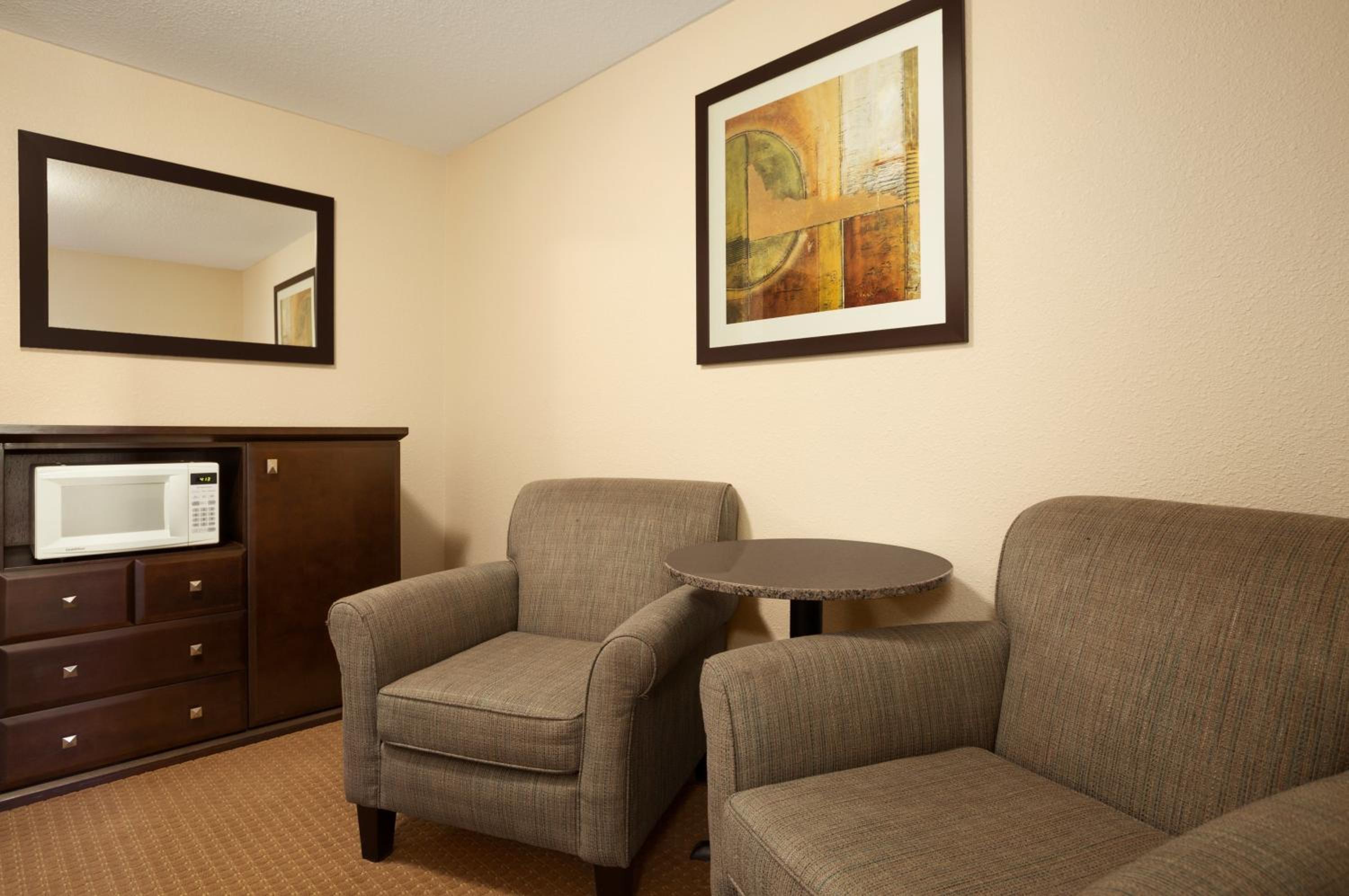Queen Suite - Non-Smoking - Photo 2