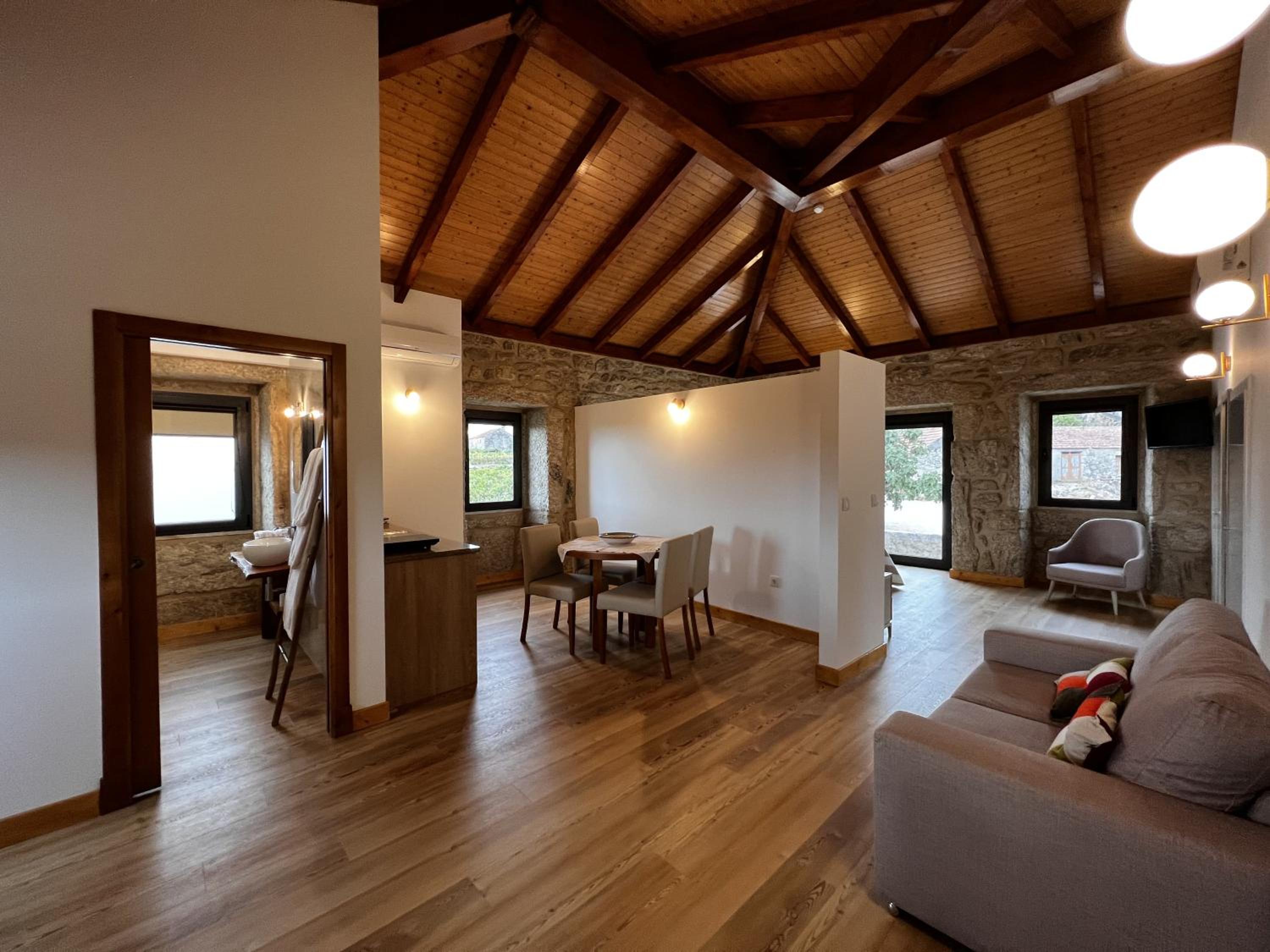 Six-Bedroom House photo 3
