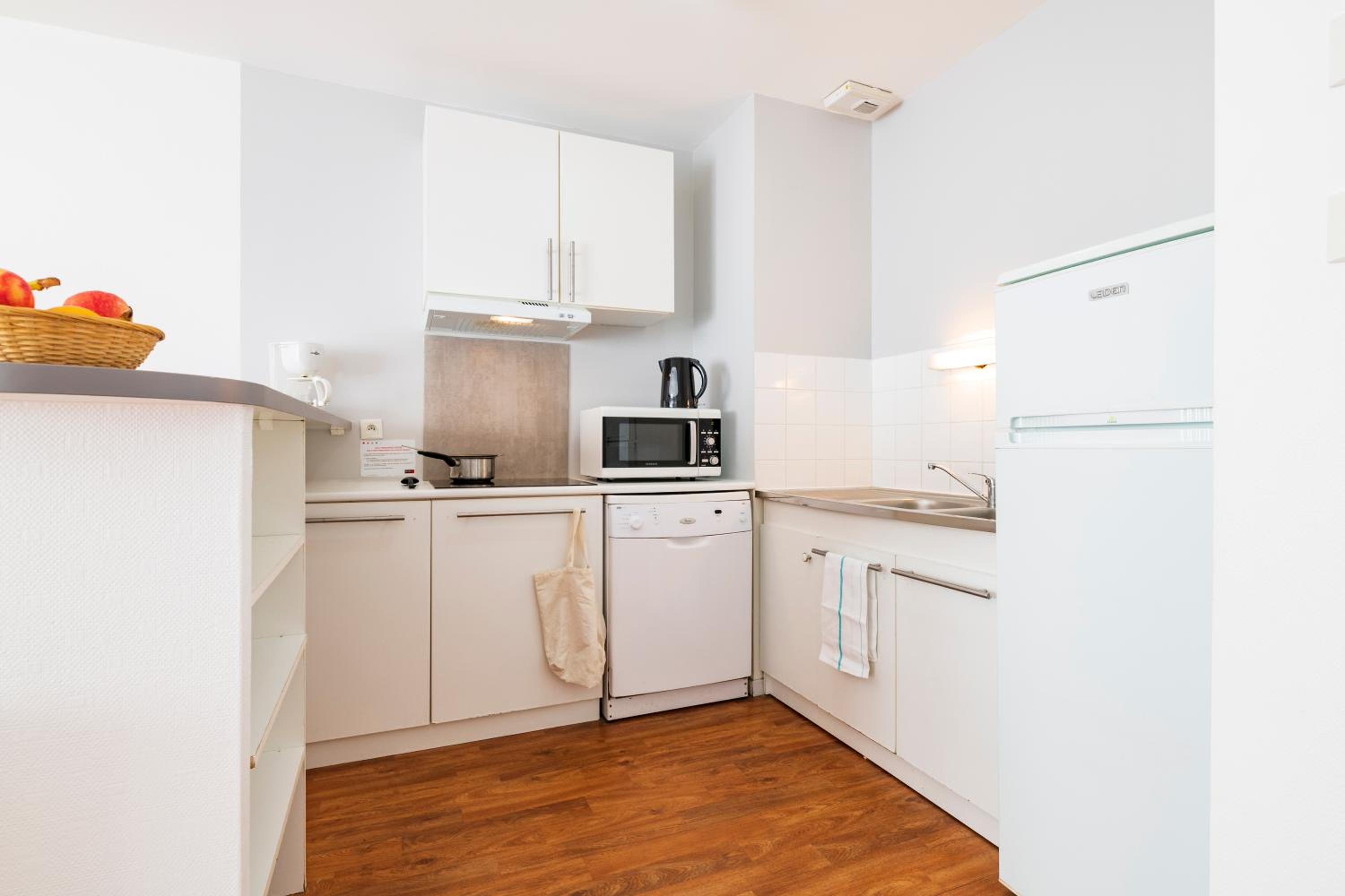 Apartment 6 People with Kitchenette - Photo 16